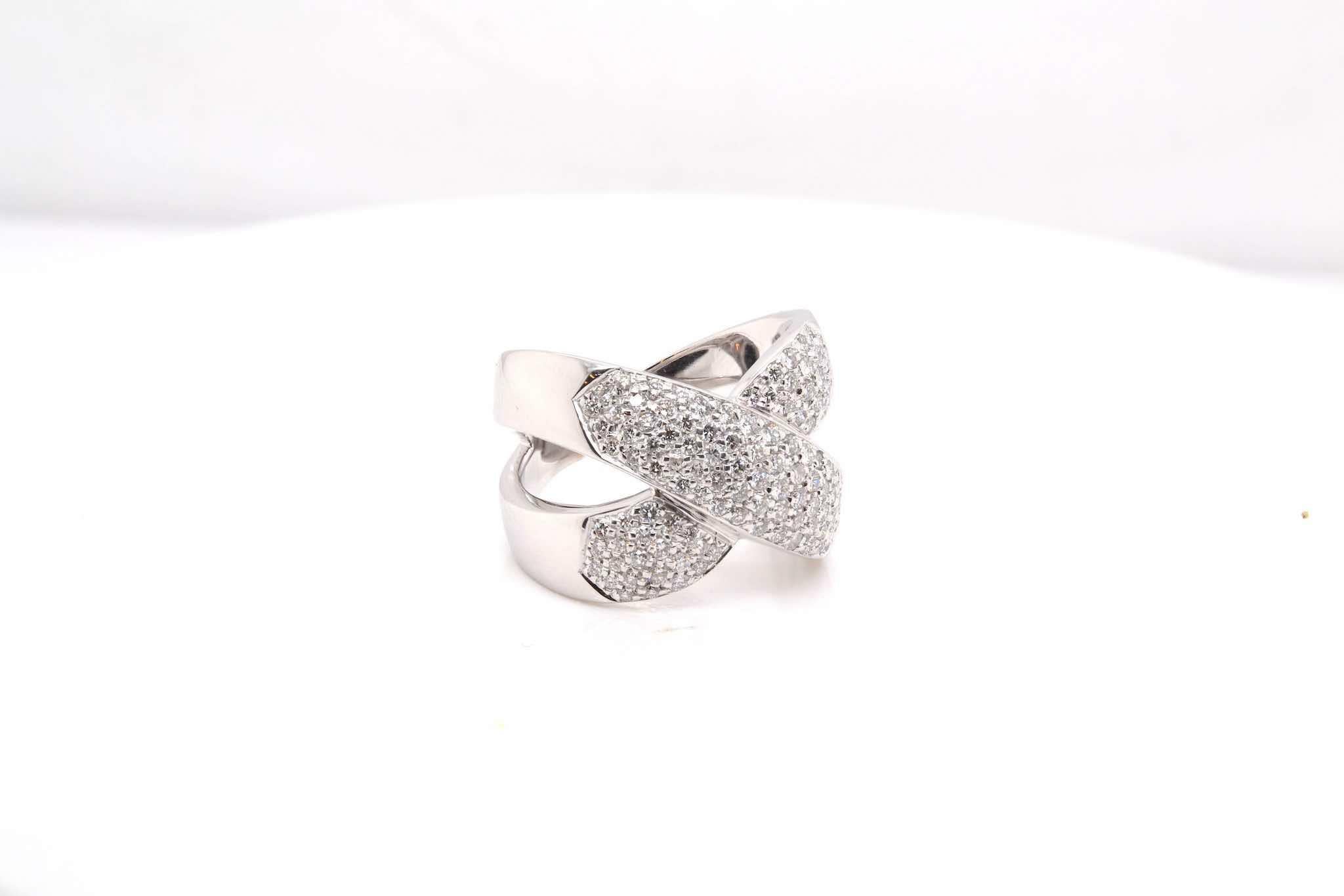 Brilliant Cut 18k white gold ring set with 113 diamonds For Sale