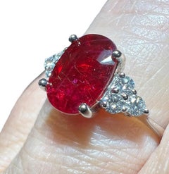 18 Karat Weißgold Ring mit 2,04 Karat natürlichem Rubin - Intensives Rot & Diamant Bril