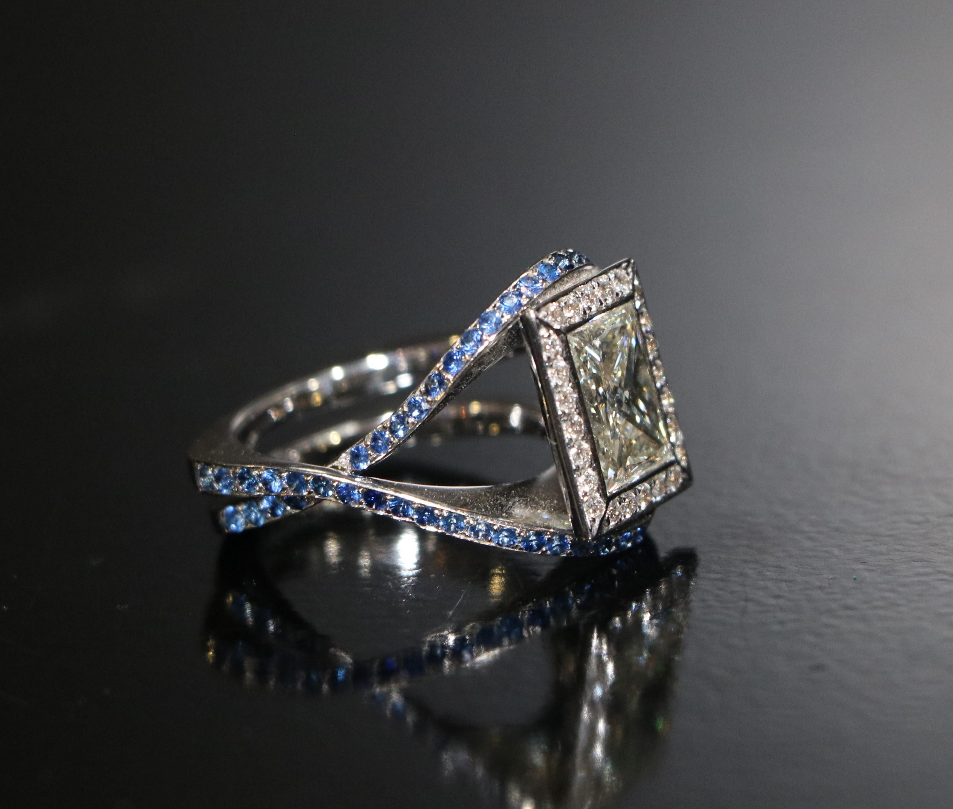 Taglio radiant Anello in oro bianco 18K con diamanti e zaffiri incastonati in vendita