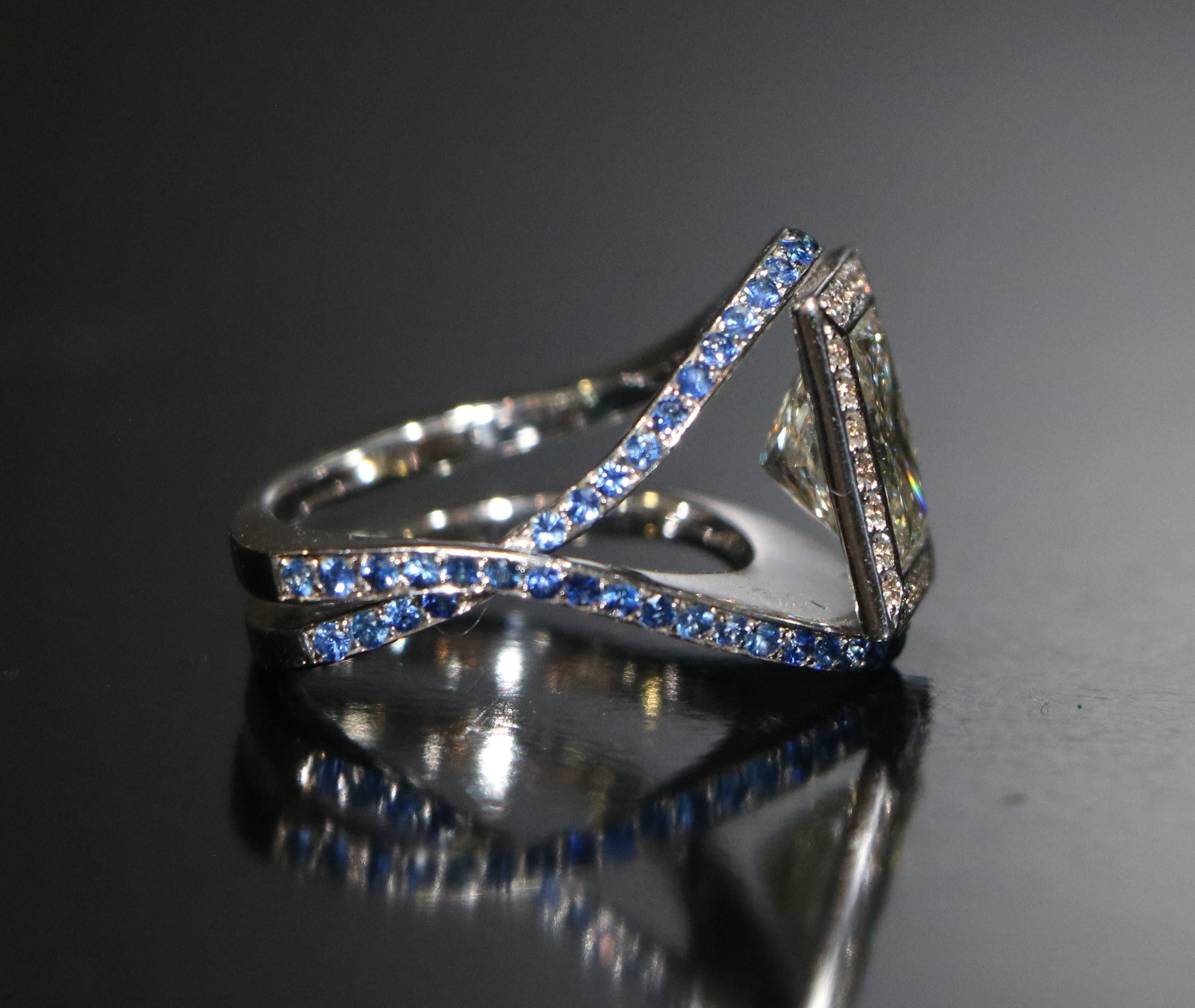 Anello in oro bianco 18K con diamanti e zaffiri incastonati In condizioni ottime in vendita a Tel Aviv - Jaffa, IL