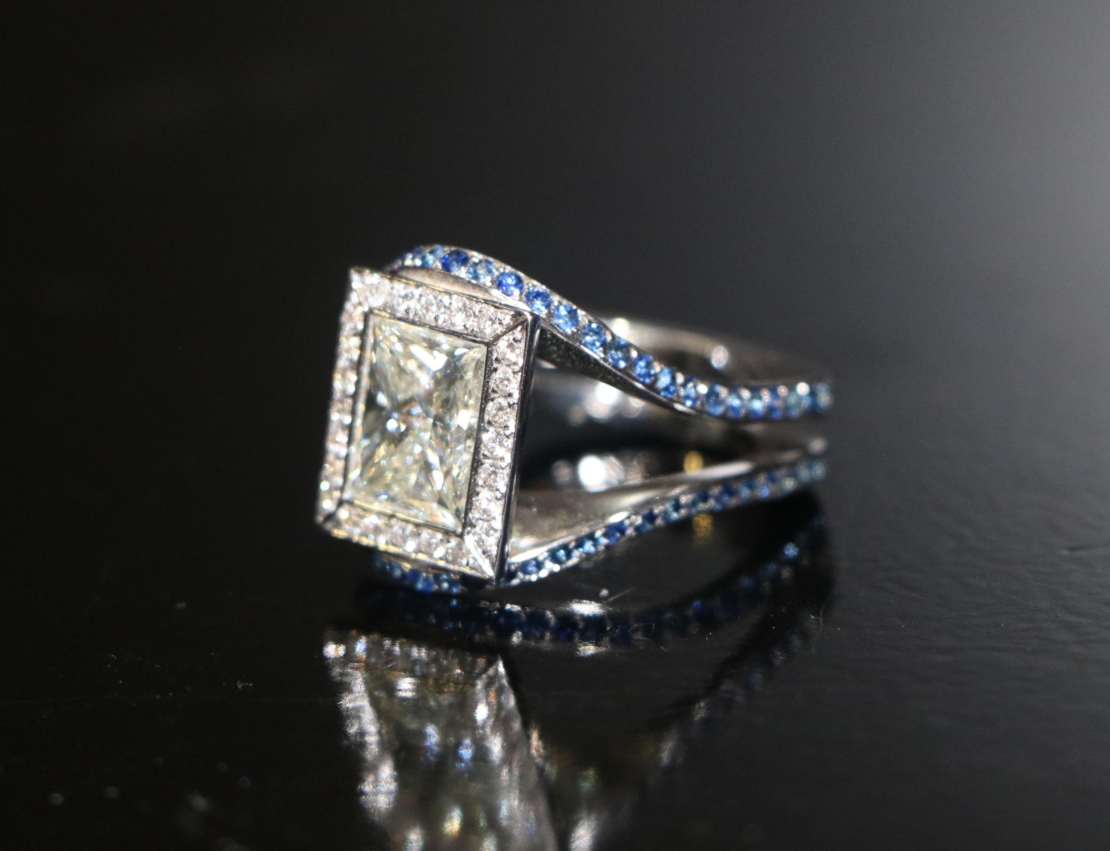 Anello in oro bianco 18K con diamanti e zaffiri incastonati in vendita 1
