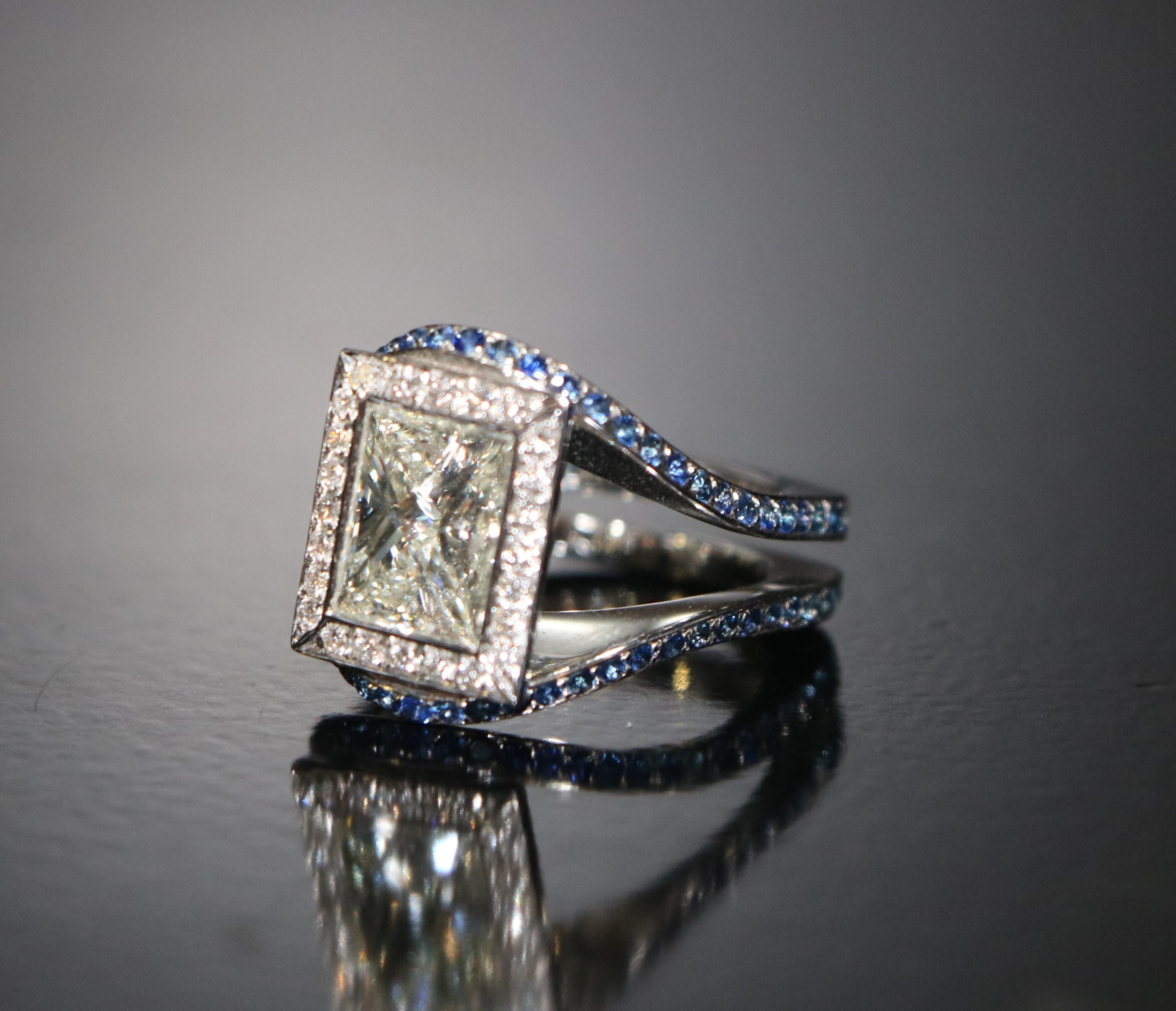 Anello in oro bianco 18K con diamanti e zaffiri incastonati in vendita 2
