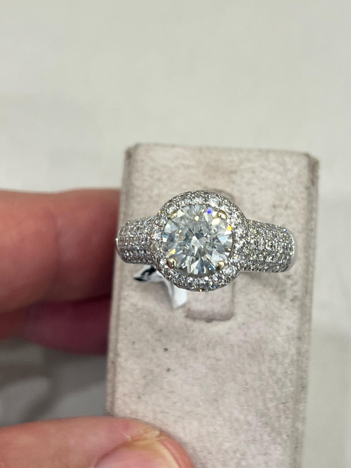 Anello in oro bianco con diamanti incastonati
Materiale: Oro bianco 18 carati
Pietra centrale: 1,7 carati
Peso totale dei diamanti: 3.75 carati

gioielli Peso: 9,3 grammi