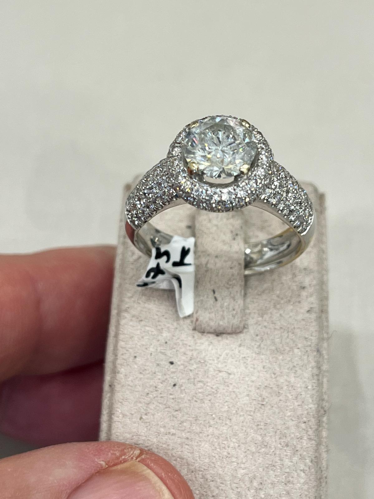Anello in oro bianco 18K con diamanti incastonati In condizioni ottime in vendita a Tel Aviv - Jaffa, IL