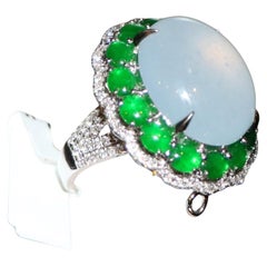 18K white gold ring set with jadeite and diamonds