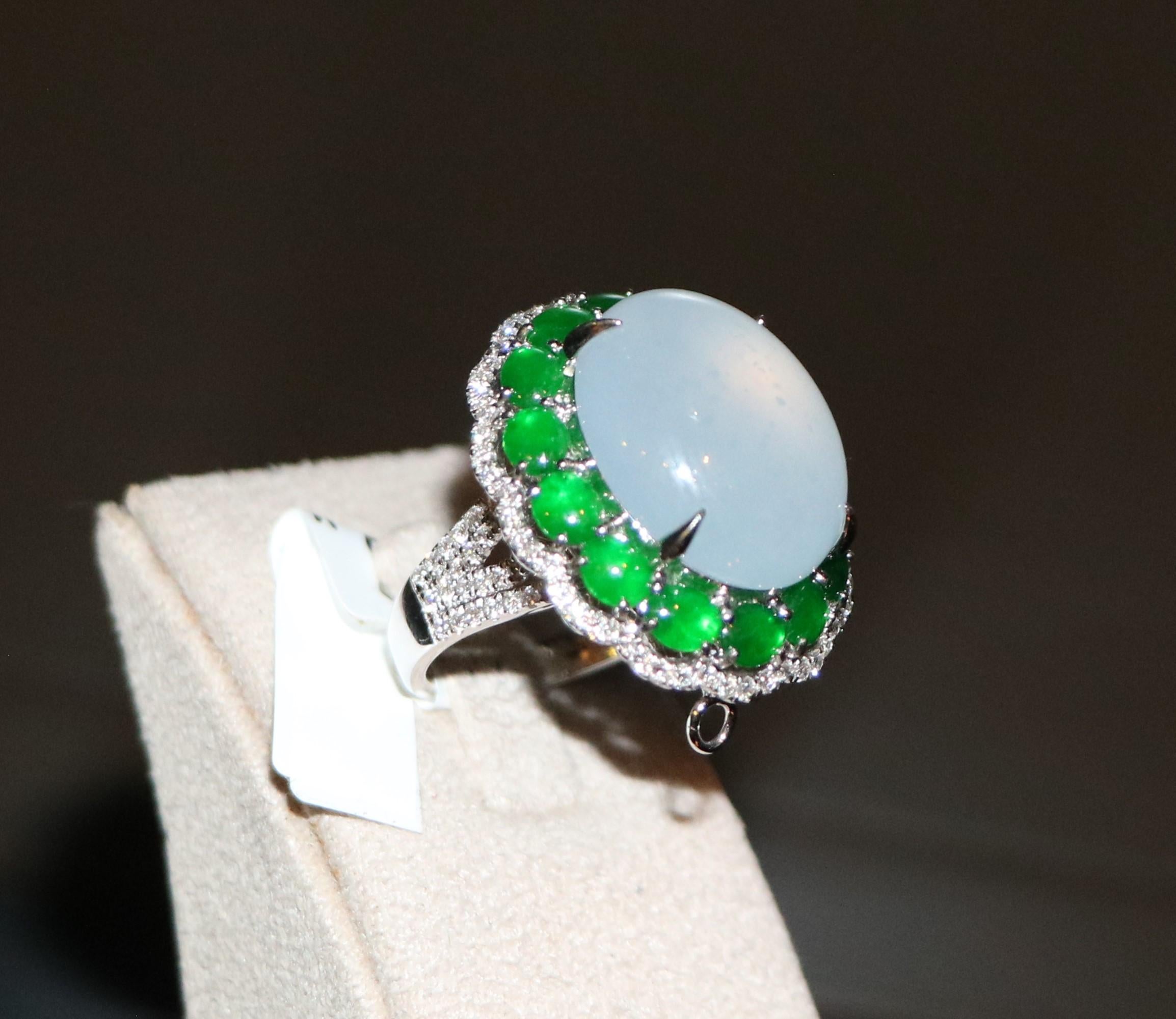 18K white gold ring set with jadeite and diamonds In Excellent Condition For Sale In Tel Aviv - Jaffa, IL
