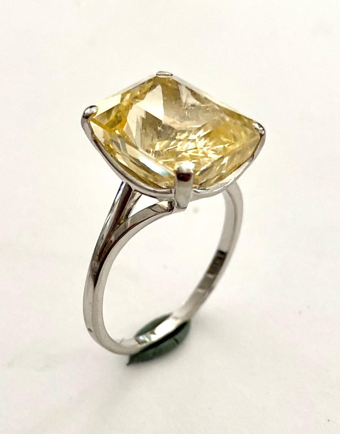-   One (1) 18K. white gold ring solitair handmade model
-   set with:   one (1) emarald mixed cut natural yellow sapphire   15.32 ct.   
-   NL ca 1970
