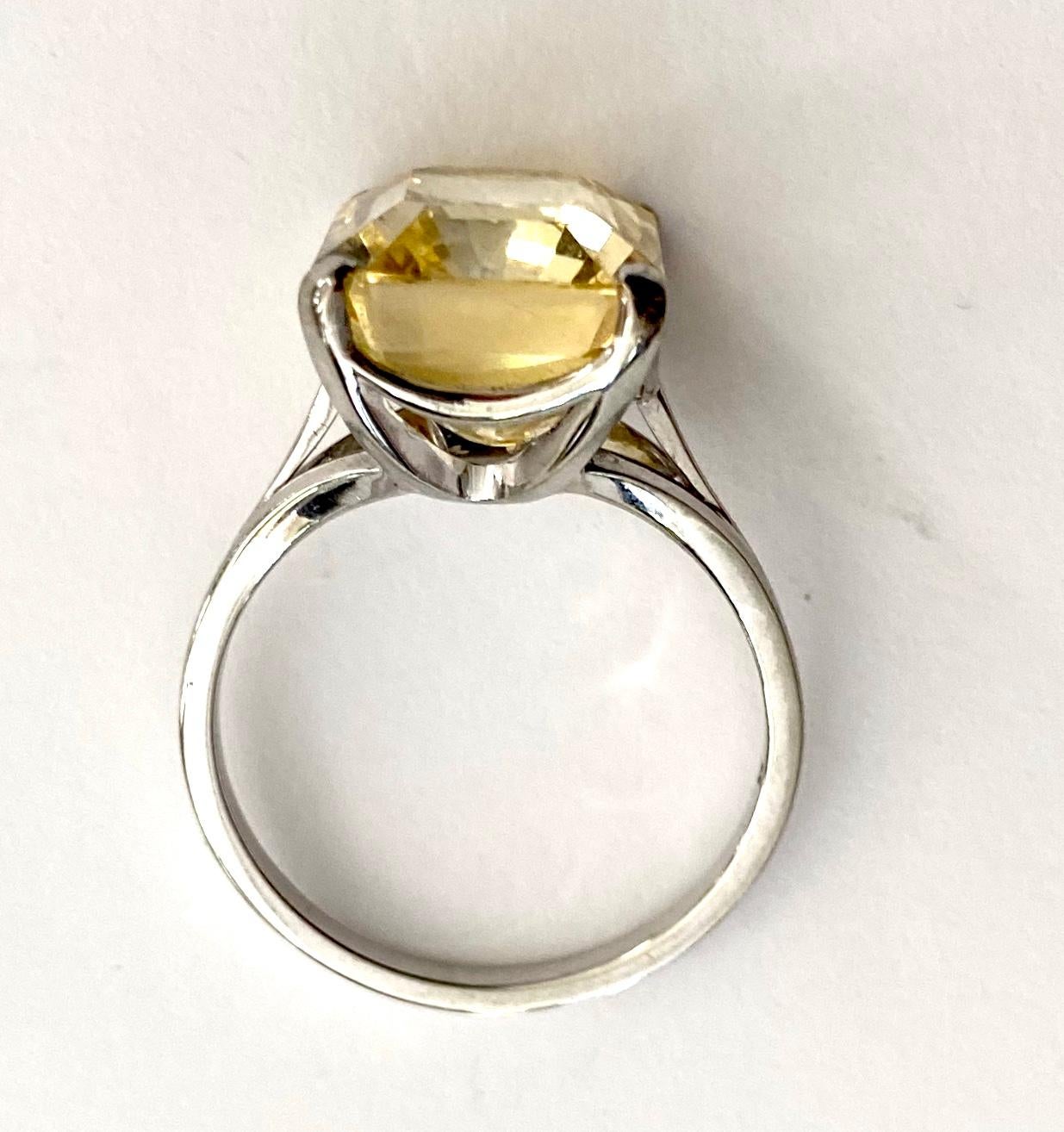 18 Karat White Gold Ring Set with One Natural Yellow Sapphire, 15.32 Carat In Good Condition In Heerlen, NL