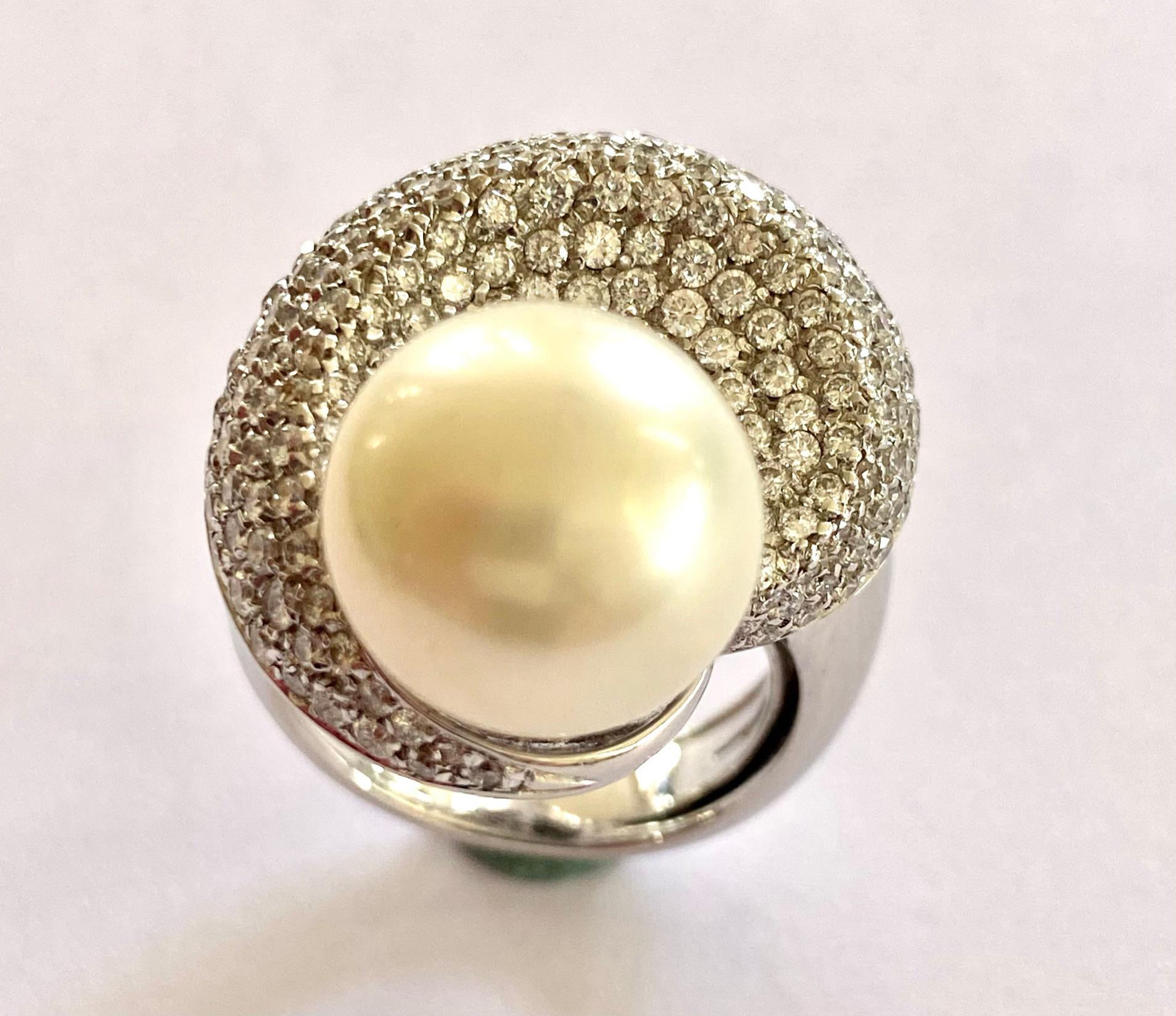 One (1)  18Karat white Gold Ring stamped: Cantamessa & 750 Set with one bear round Cultered South Sea Pearl en 218 brilliant Cut Diamonds on the siders
Totel diamonds Weight: 2.55 ct.  VSI- E-F
Total Weight pearl: 15.00 ct  (diameter: 12.5 mm)
Total