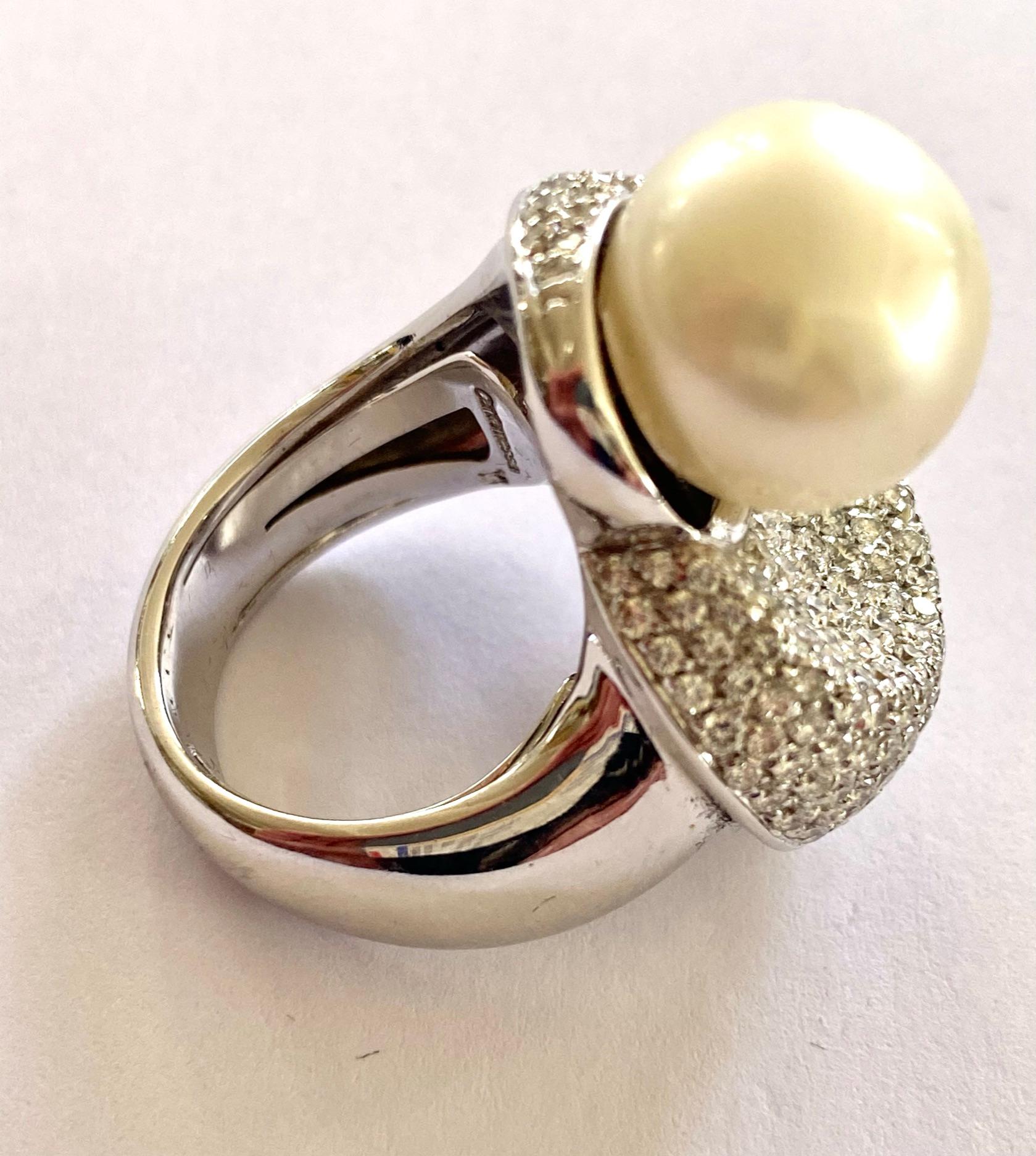 18 Karat Gold Ring Signed: CANTEMESSA, Set with 218 Diamonds and One ‘1’ Pearl In New Condition For Sale In Heerlen, NL