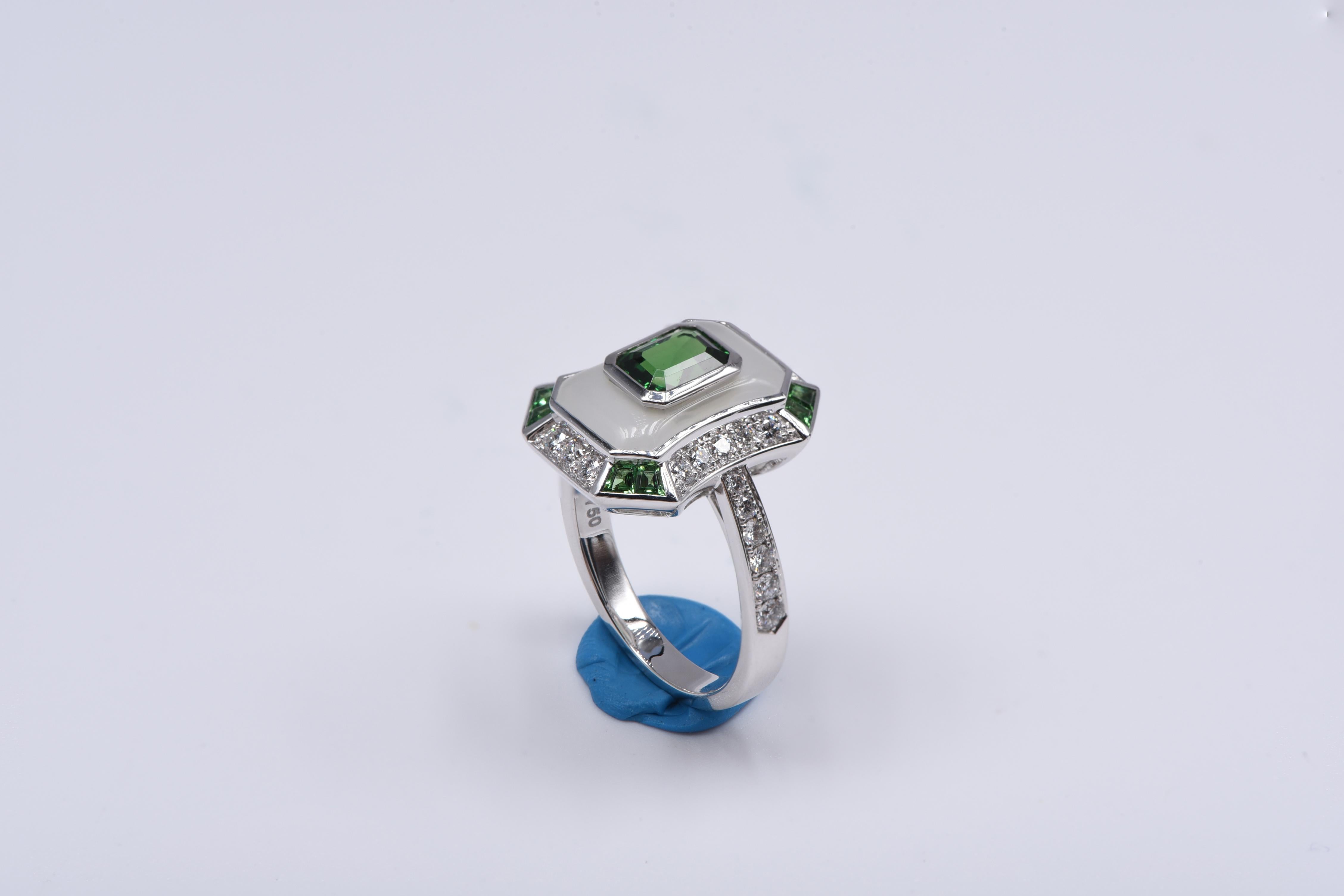 Ring in 18kt white gold with white diamonds (approx. 0.52 carats), tsavorite (approx. 1.20 carats) and milky quartz (approx. 3.75 carats)