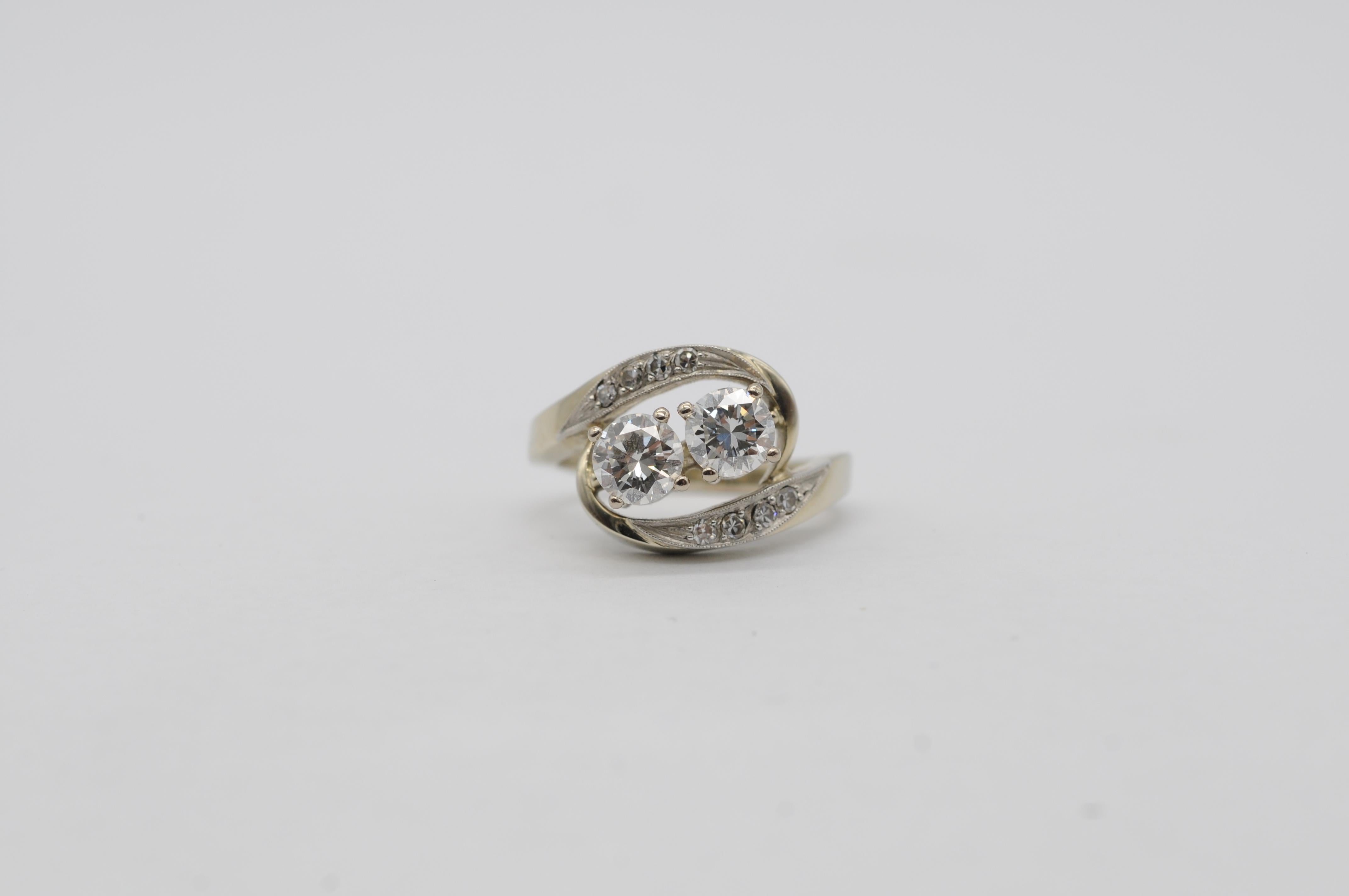 Este exquisito anillo de oro blanco de 18 quilates exhibe dos diamantes talla brillante, elegidos por su notable calidad y cautivador resplandor. Cada diamante se ha clasificado meticulosamente según las normas 4C del GIA, lo que garantiza una