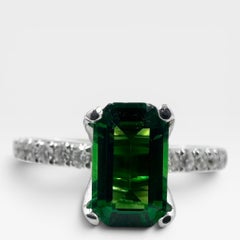 Anello in oro bianco 18 carati con 1,07 carati. Tsavorite e diamanti 1,10 carati. (Taglia 6.50)