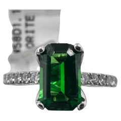 Anello in oro bianco 18 carati con 1,07 carati. Tsavorite e diamanti 1,10 carati. (Taglia 6.50)