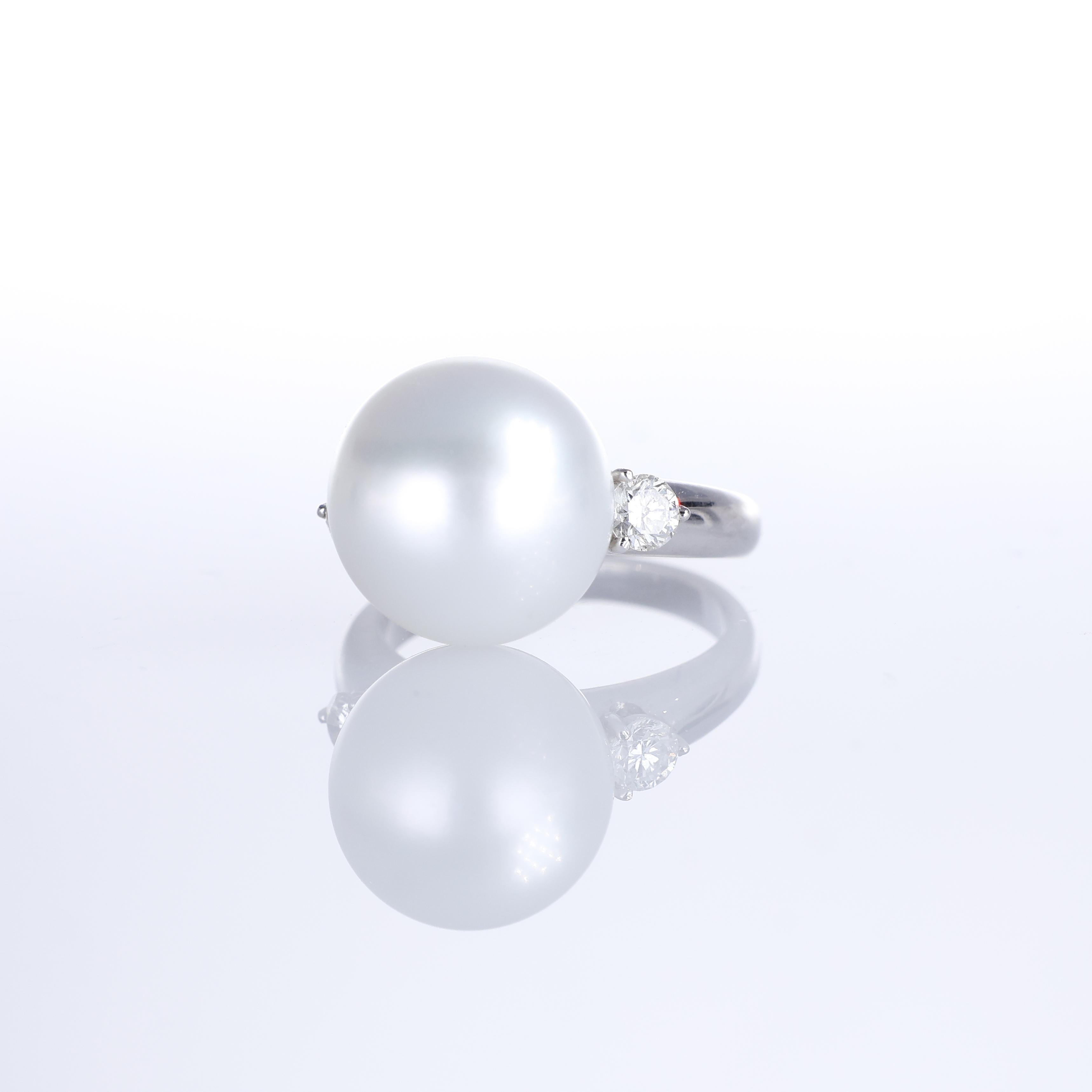 18K White Gold Ring with 13.5mm White Pearl and Brilliant-Cut Diamonds In New Condition For Sale In Bergamo, BG