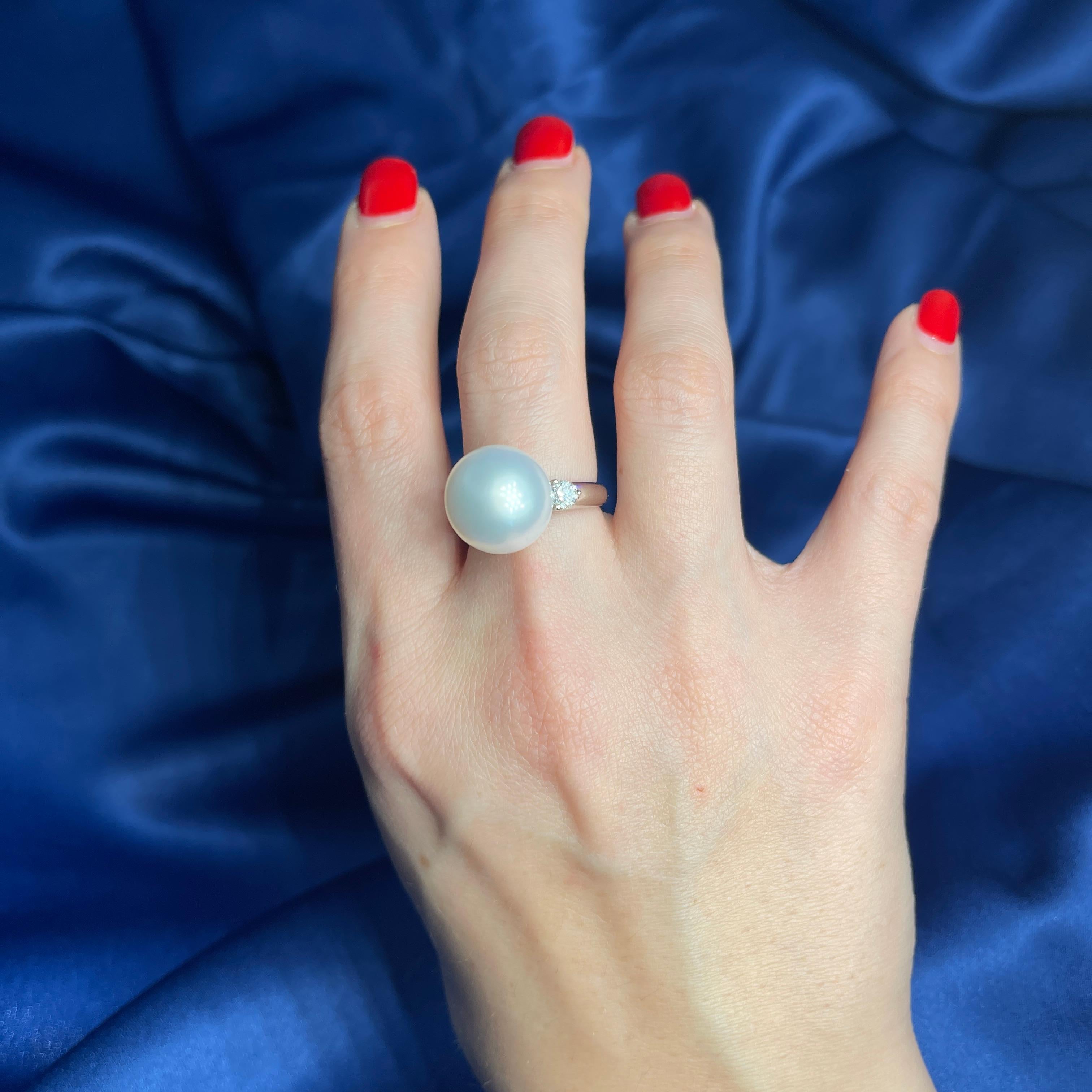 18K White Gold Ring with 13.5mm White Pearl and Brilliant-Cut Diamonds For Sale 3