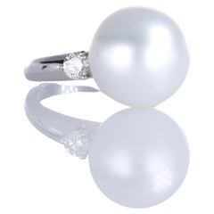 Anello in oro bianco 18 carati con perla bianca da 13,5 mm e diamanti taglio Brilliante