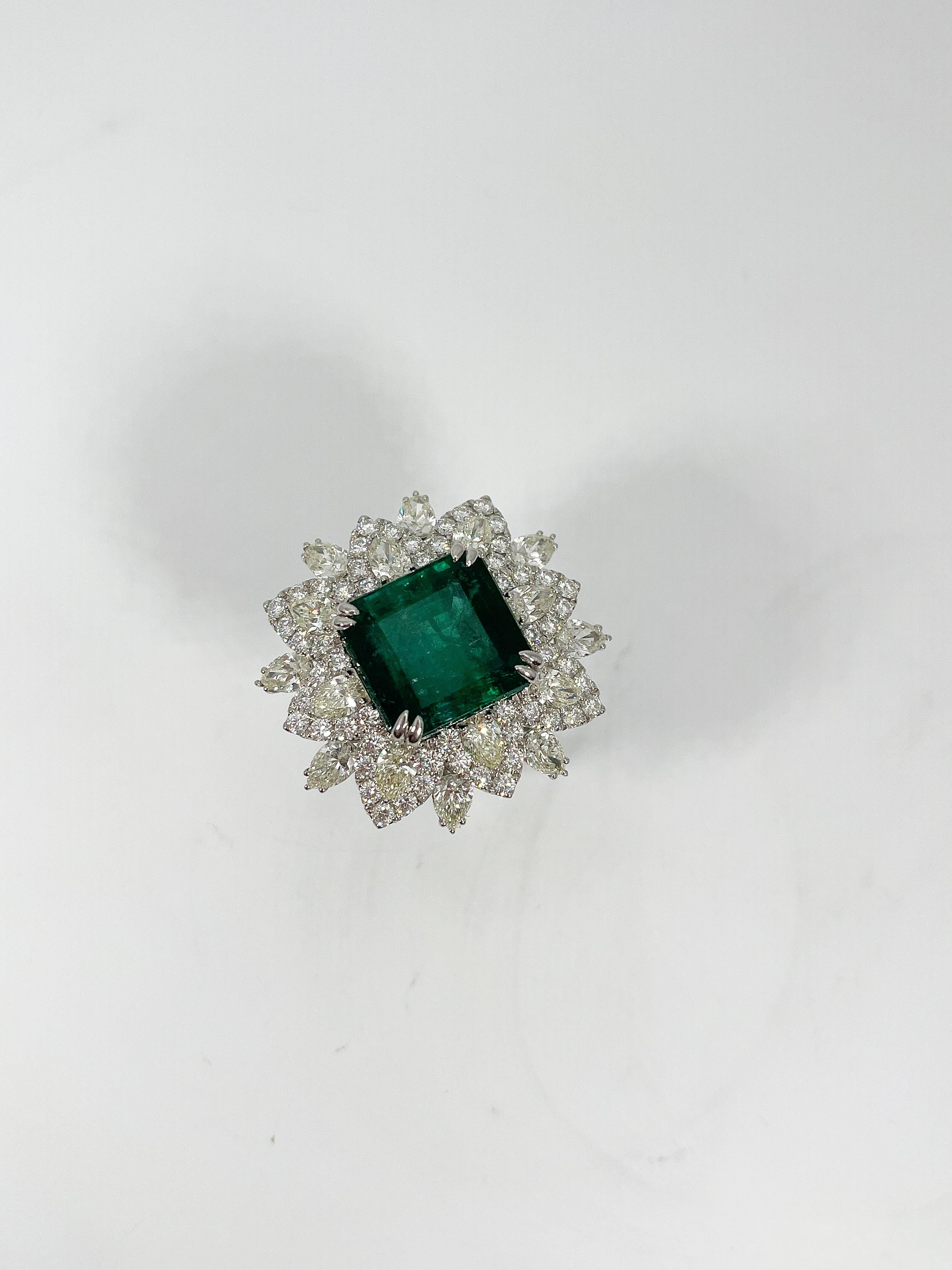 Bague pour femme en or blanc 18 carats, taille 7 1/2, sertie d'une émeraude octogonale taillée en escalier, de diamants jaune clair de taille poire et de diamants ronds de taille brillant presque incolores. Le poids total de l'article est de 16,1
