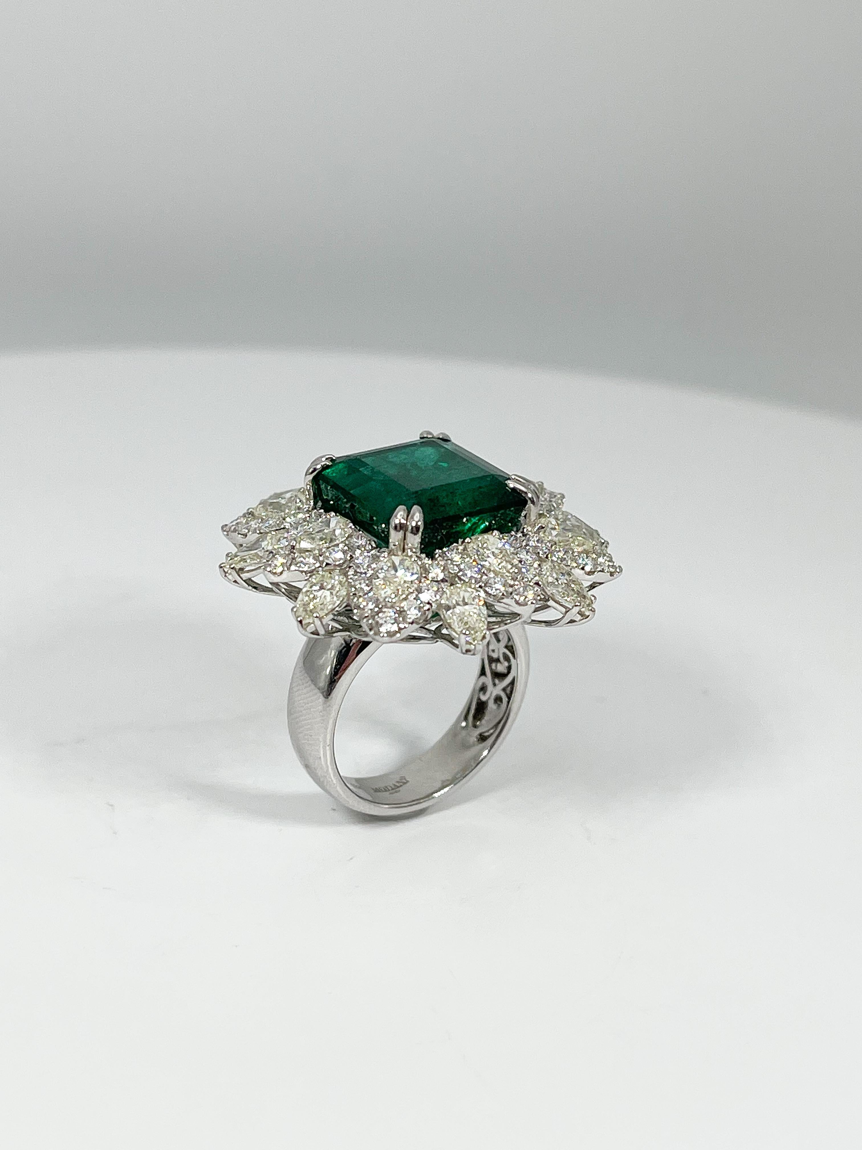 Taille poire Bague en or blanc 18K avec émeraude 14 CT et diamants 5.55 CTW en vente
