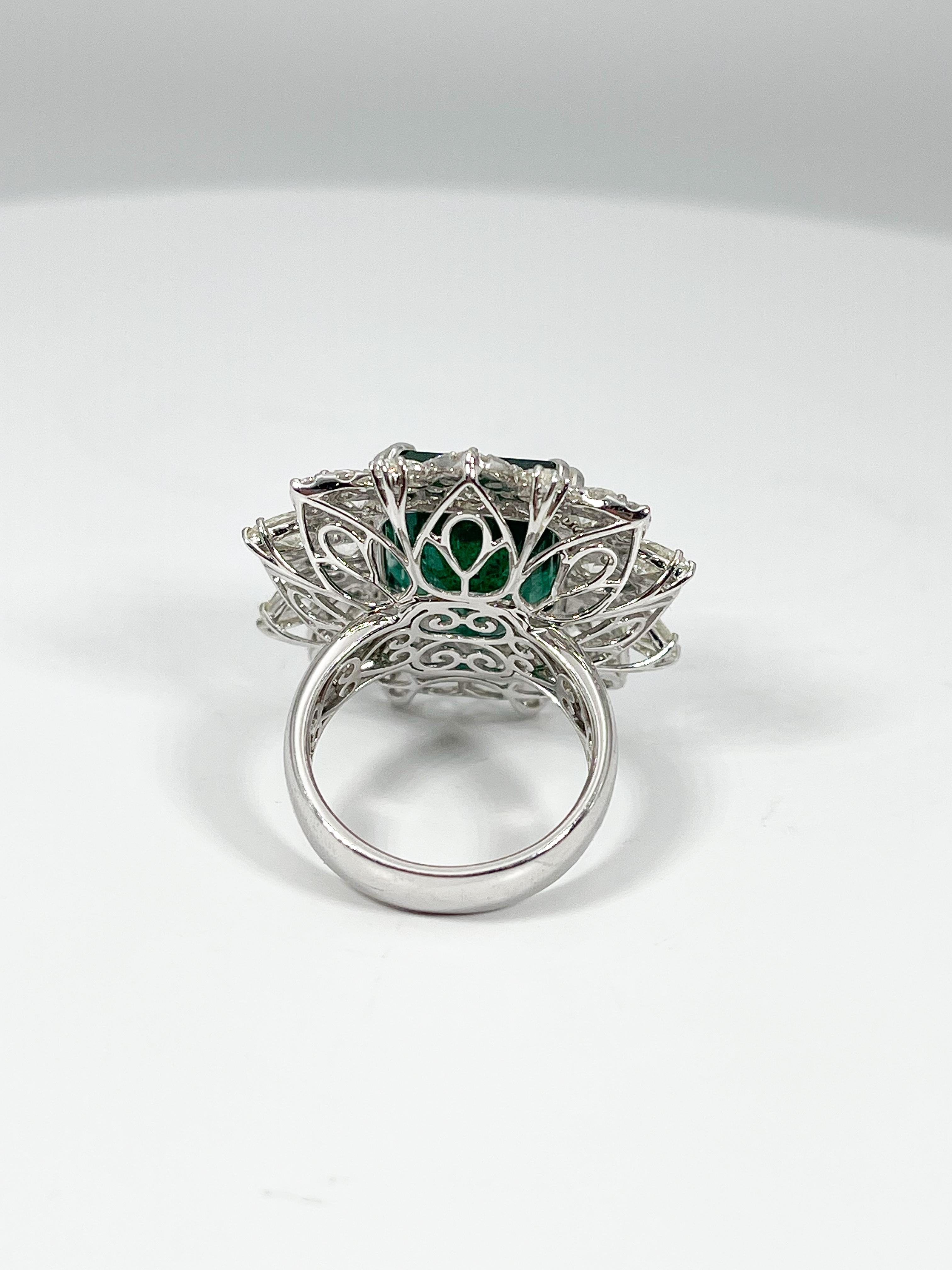 Bague en or blanc 18K avec émeraude 14 CT et diamants 5.55 CTW Bon état - En vente à Stuart, FL