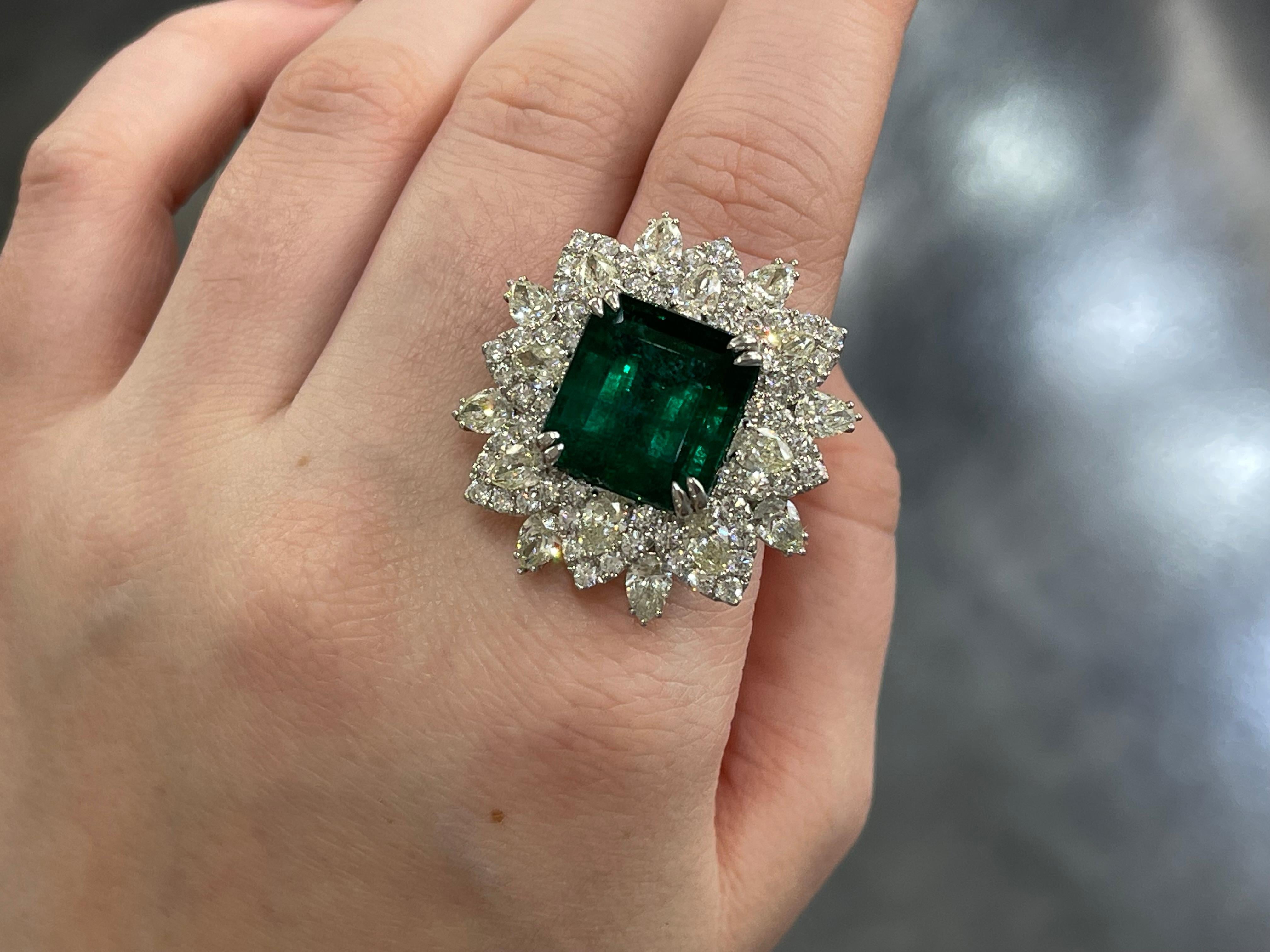 Bague en or blanc 18K avec émeraude 14 CT et diamants 5.55 CTW Pour femmes en vente