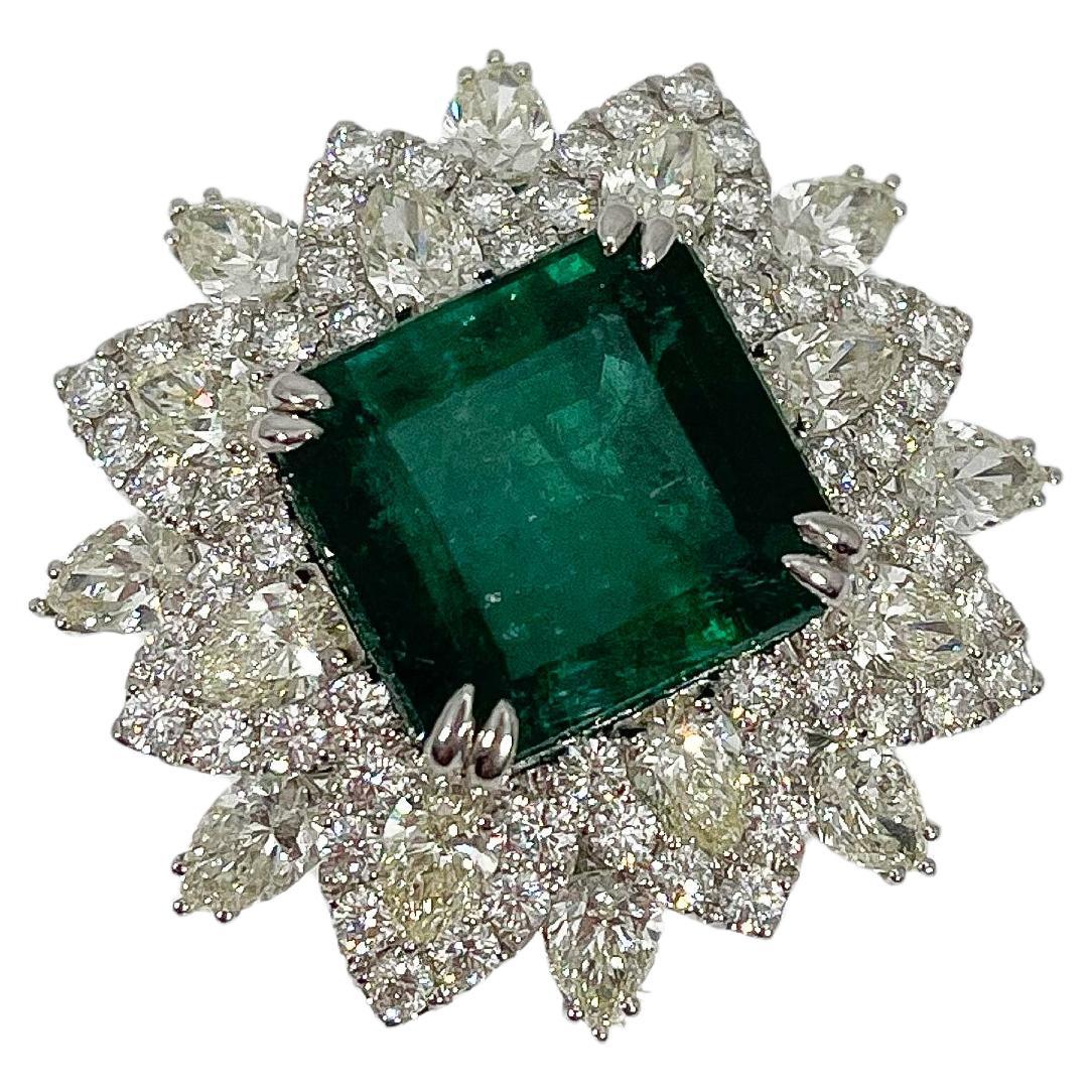 Bague en or blanc 18K avec émeraude 14 CT et diamants 5.55 CTW en vente