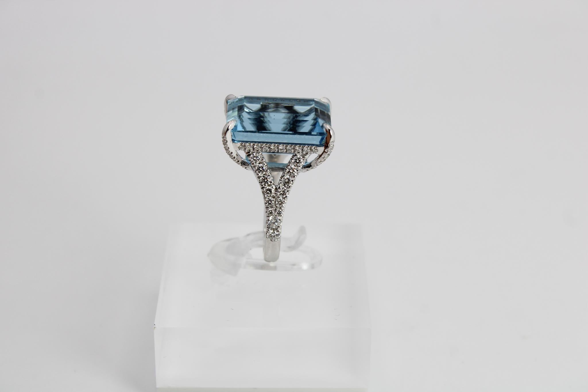 This impressive ring in 18k white gold features a superb natural aquamarine weighing 14.29 carats, cut in a refined octagonal step cut that measures 17.14 x 12.09 x 9.16 mm. The stone showcases an intense pastel blue hue that closely resembles the