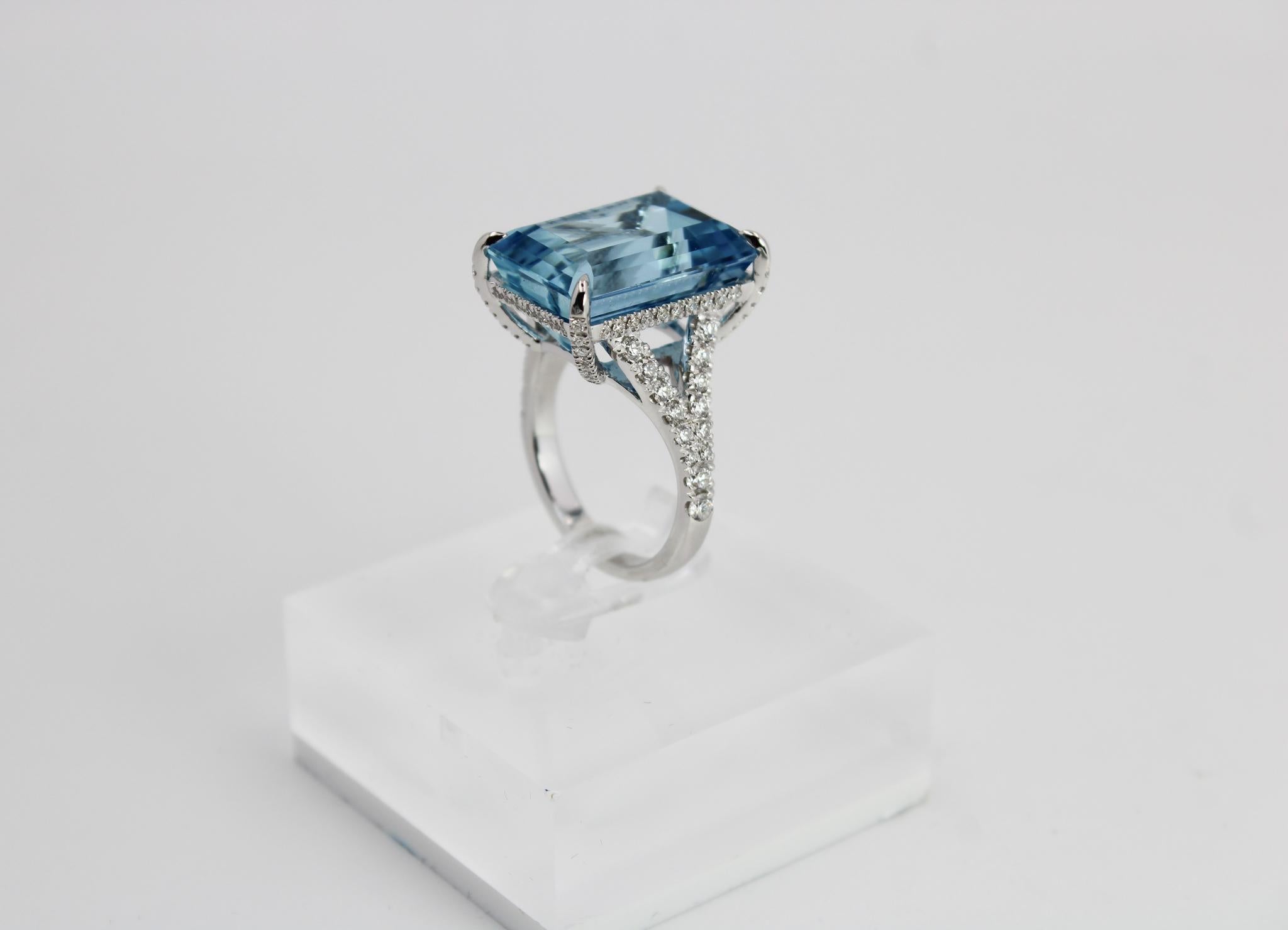 18k White Gold Ring with 14.29 ct Santa Maria Aquamarine and Diamonds In New Condition For Sale In Roma, IT
