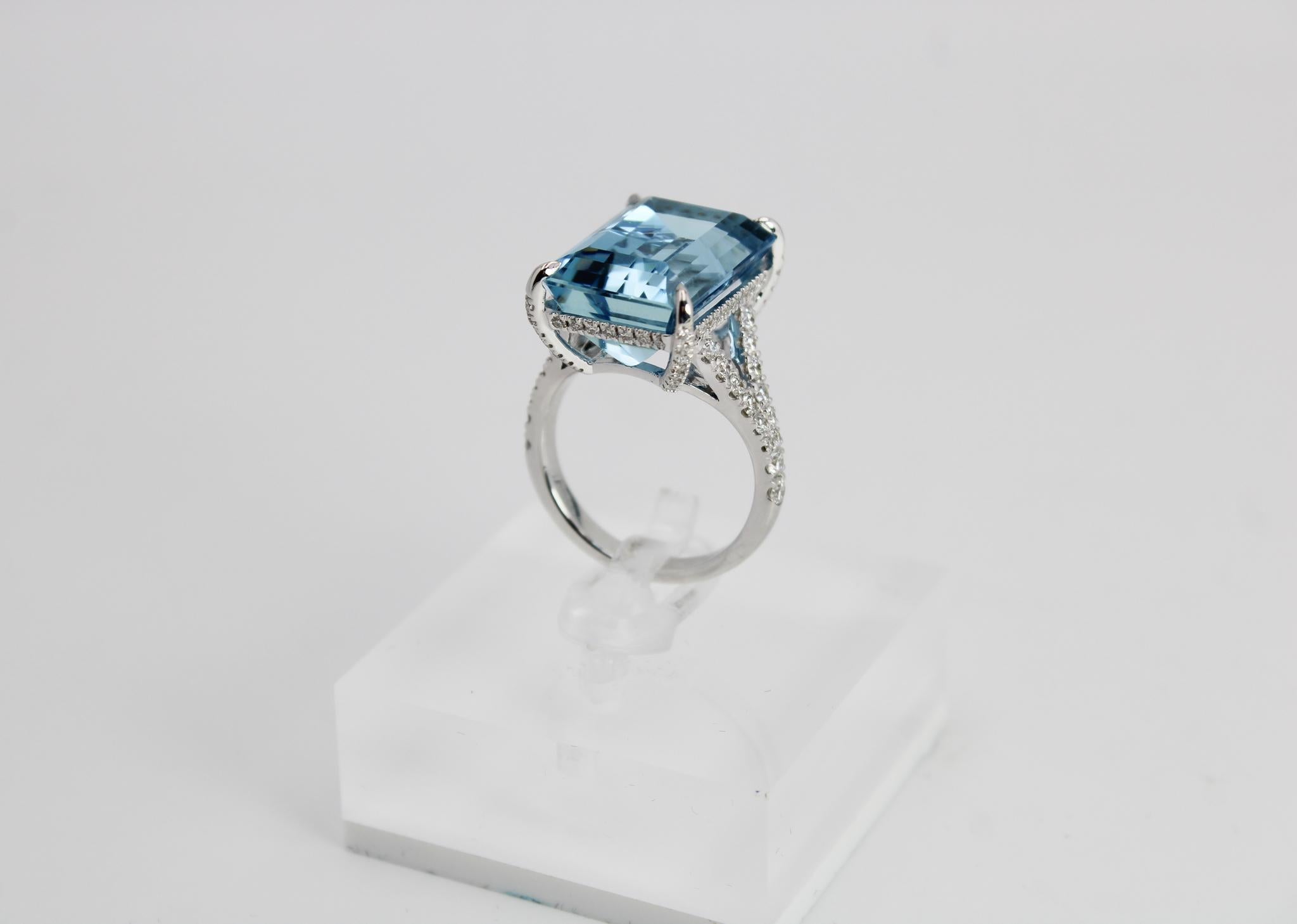 Women's or Men's 18k White Gold Ring with 14.29 ct Santa Maria Aquamarine and Diamonds For Sale