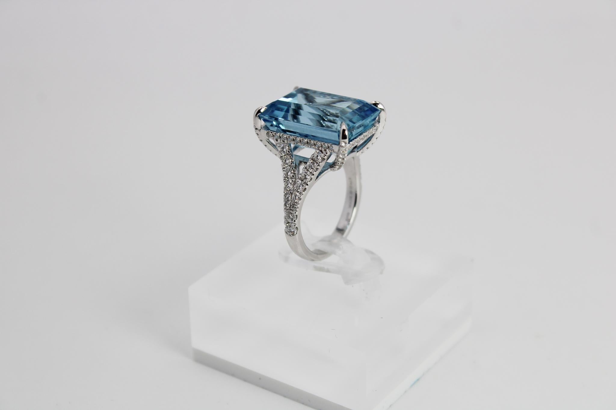 18k White Gold Ring with 14.29 ct Santa Maria Aquamarine and Diamonds For Sale 1
