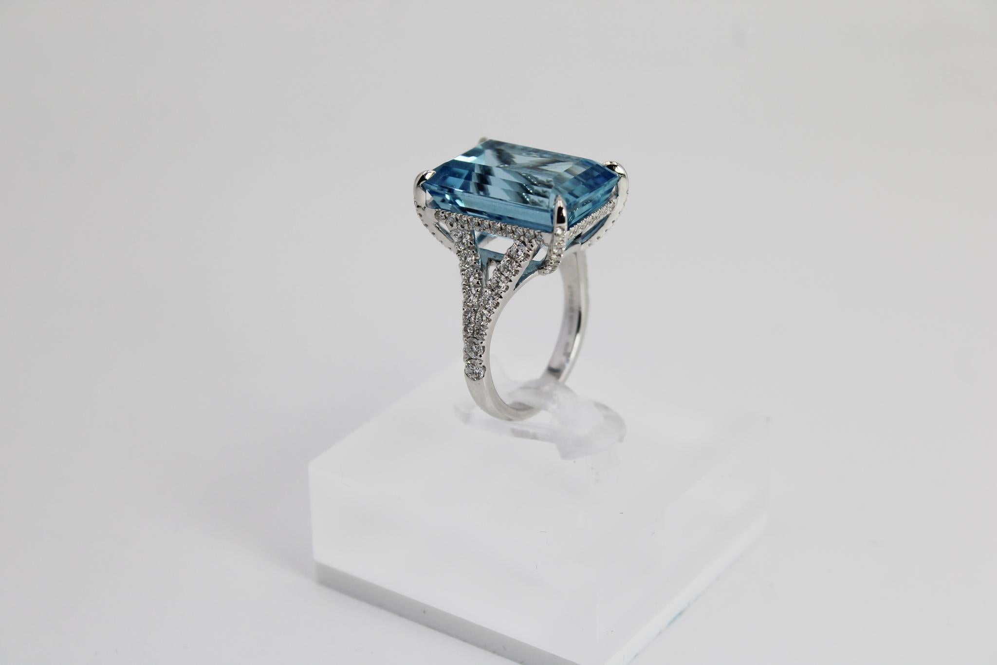 18k White Gold Ring with 14.29 ct Santa Maria Aquamarine and Diamonds For Sale 2
