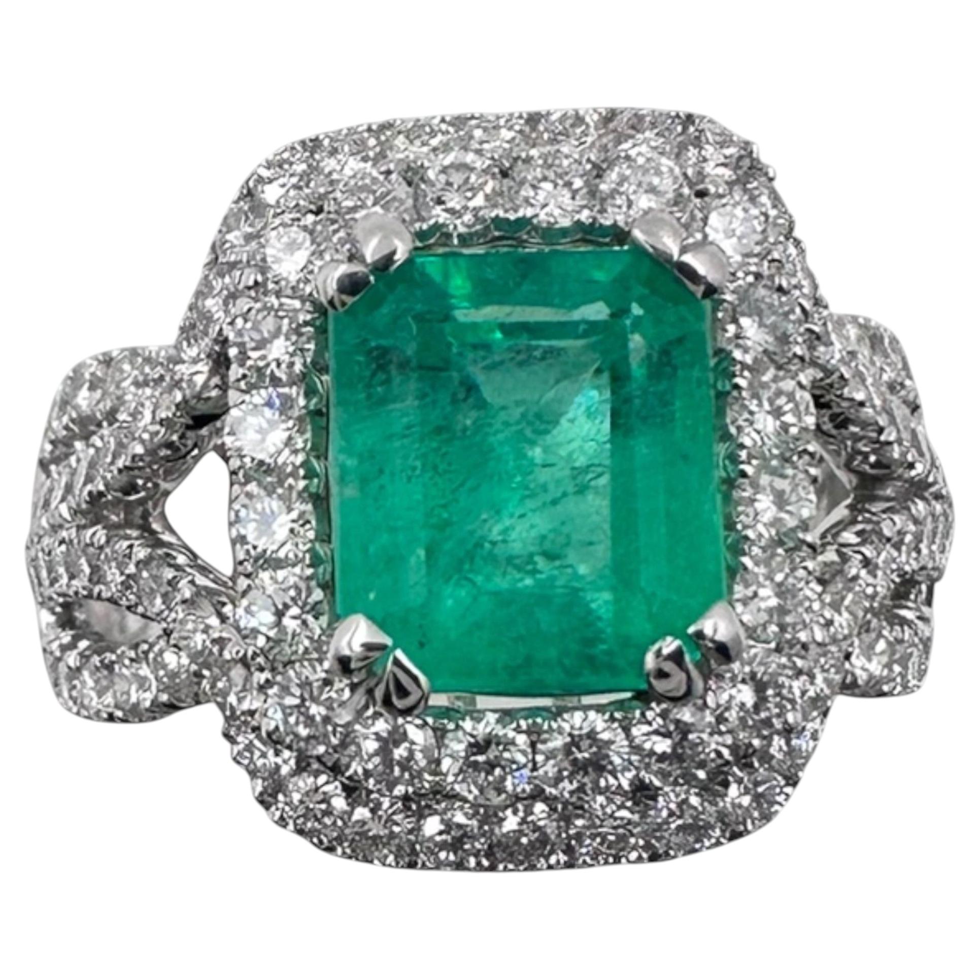 Bague en or blanc 18k avec 1.92Ct. Émeraude et diamants 1,34 ct. (Taille 5.75)