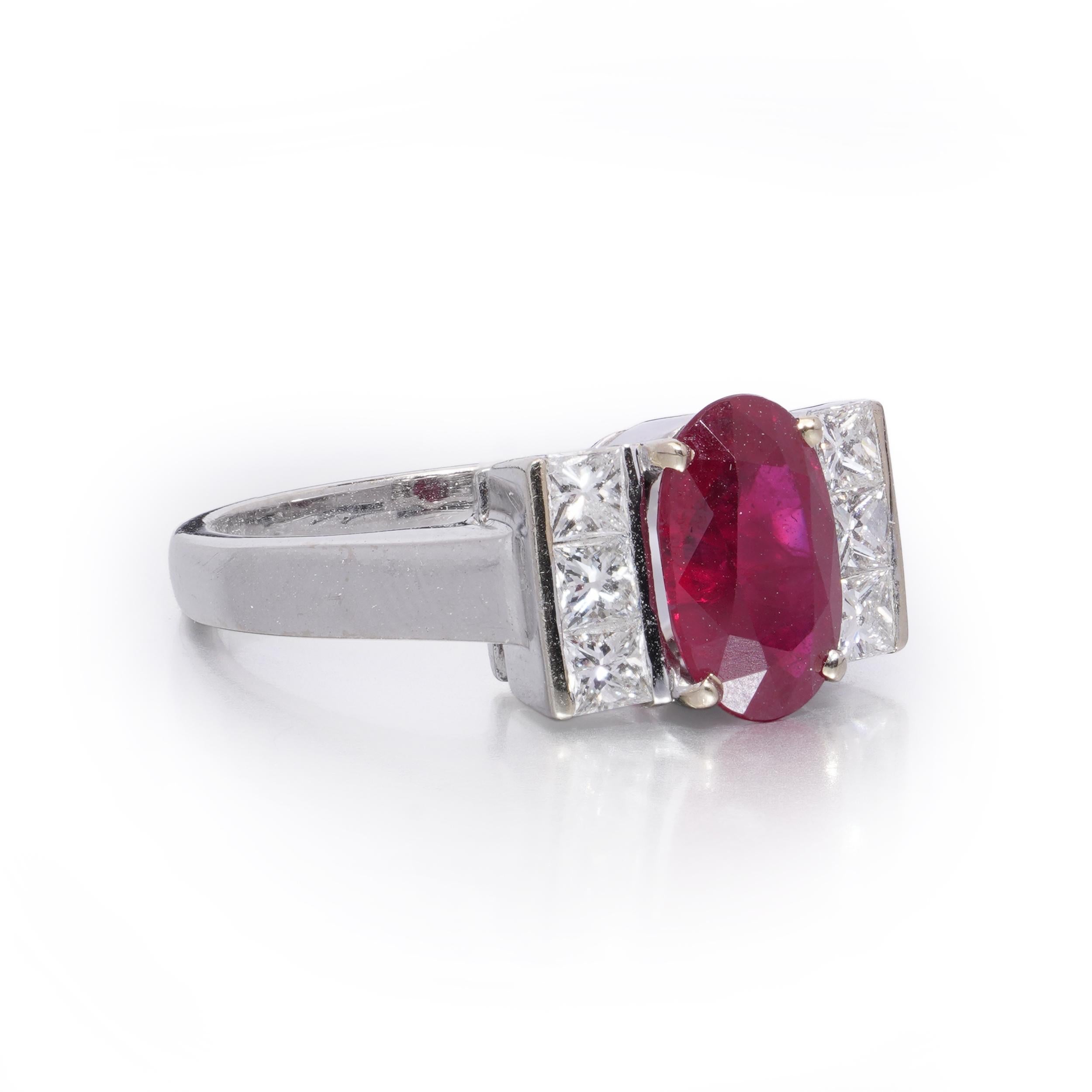 Anillo de oro blanco de 18 quilates con rubí natural de 2,15 ct y diamantes talla princesa en Bueno estado para la venta en Braintree, GB