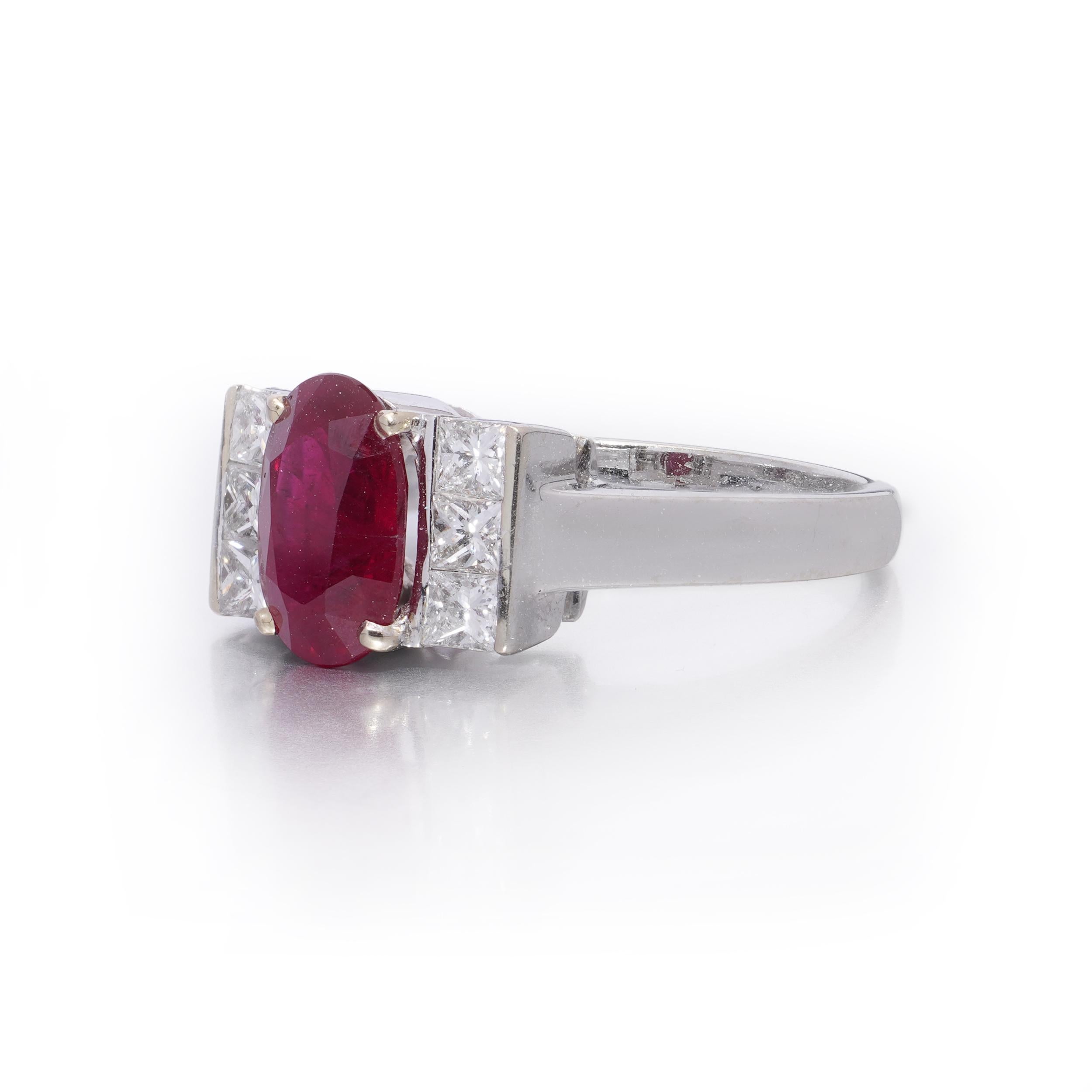 De las mujeres Anillo de oro blanco de 18 quilates con rubí natural de 2,15 ct y diamantes talla princesa en venta