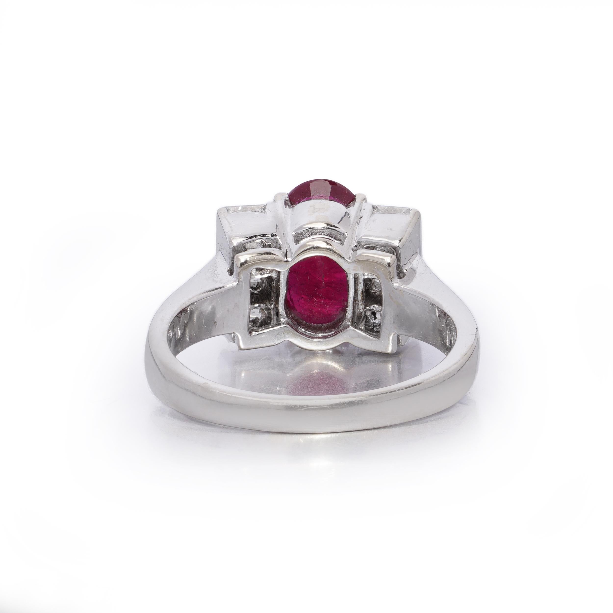 Anillo de oro blanco de 18 quilates con rubí natural de 2,15 ct y diamantes talla princesa en venta 1