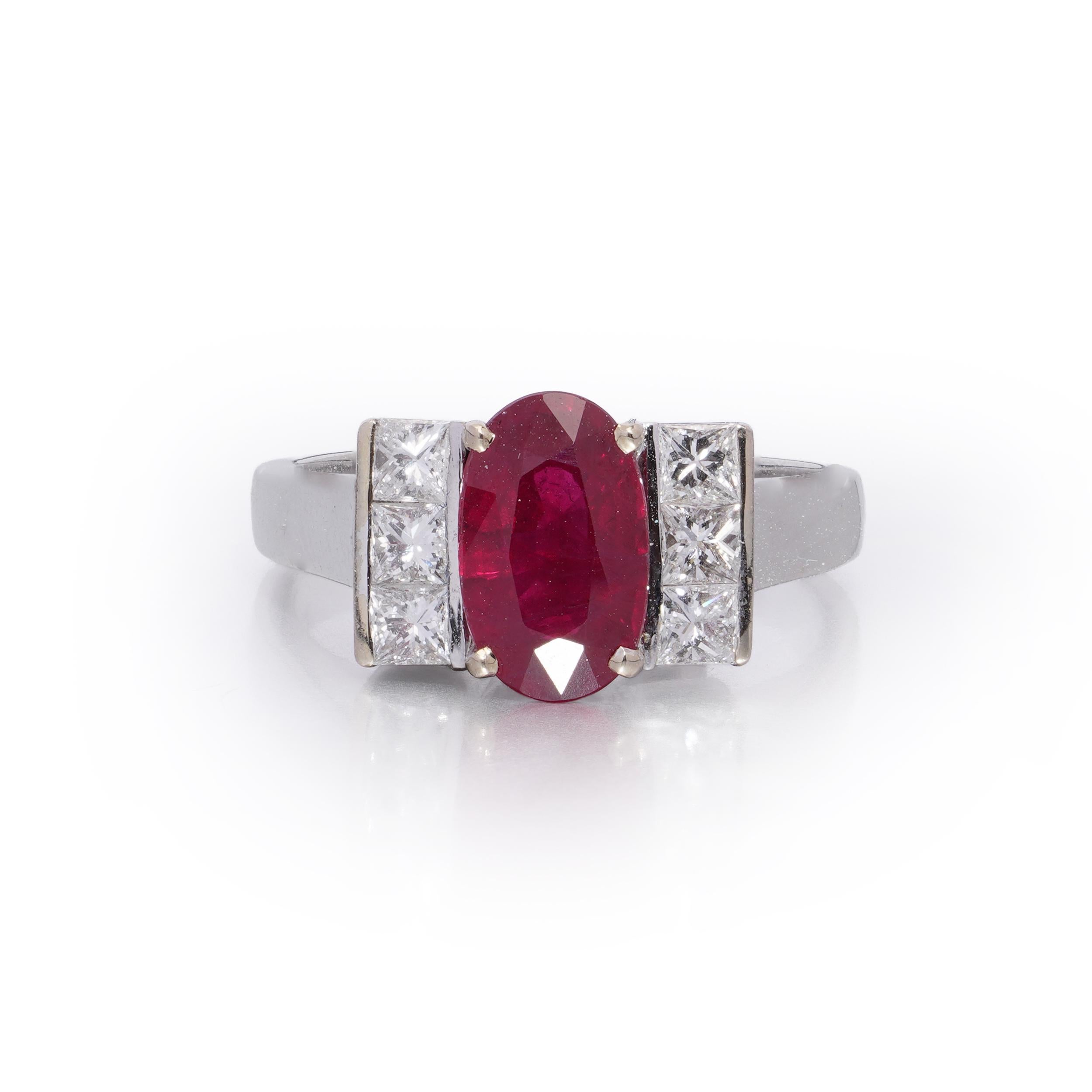 Anillo de oro blanco de 18 quilates con rubí natural de 2,15 ct y diamantes talla princesa en venta 3