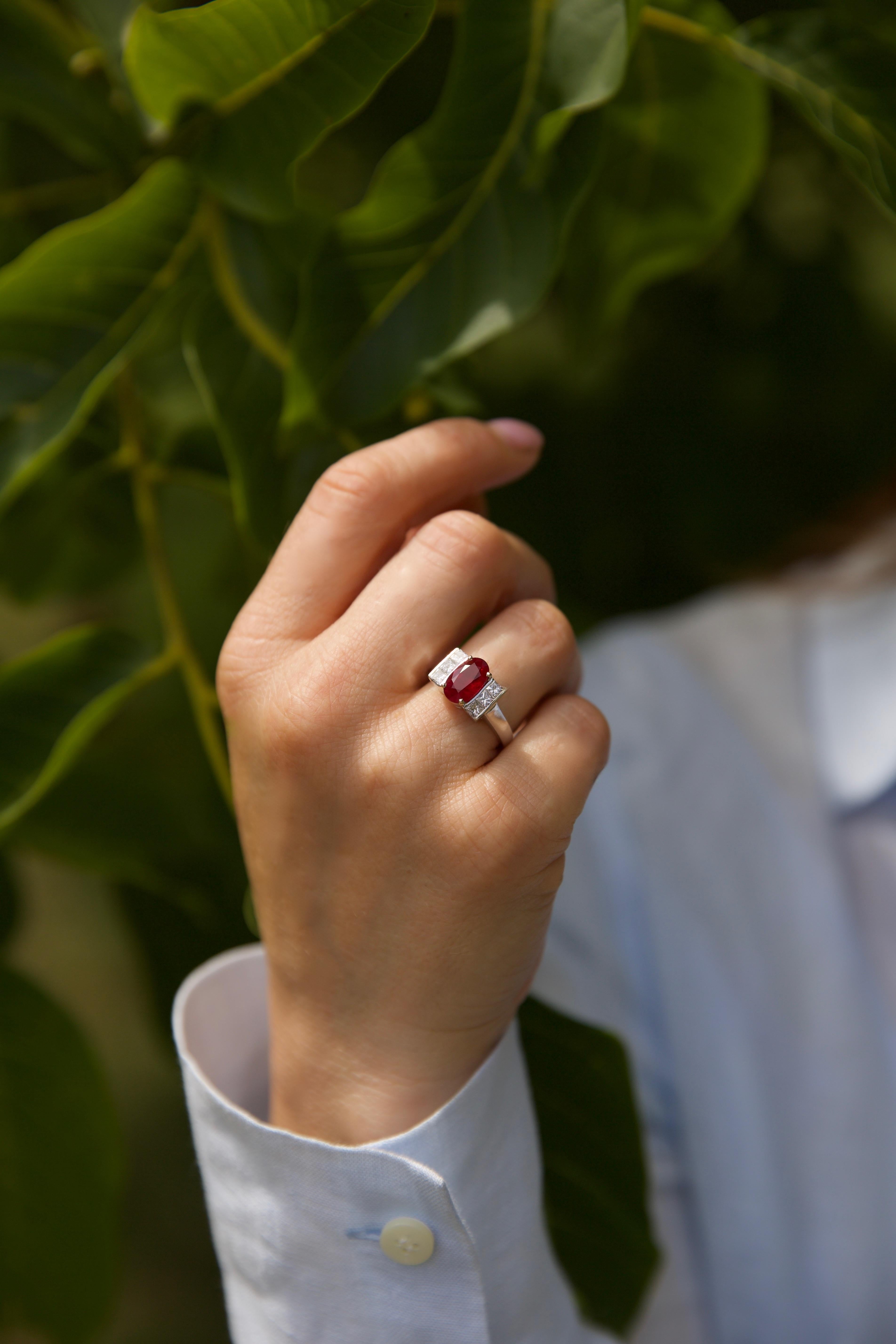Un anello di grande effetto realizzato in oro bianco 18 carati, con un vibrante rubino naturale ovale a taglio misto del peso di circa 2,15 carati. Il rubino è di origine birmana (Myanmar), con una vivida tonalità rossa e un miglioramento della