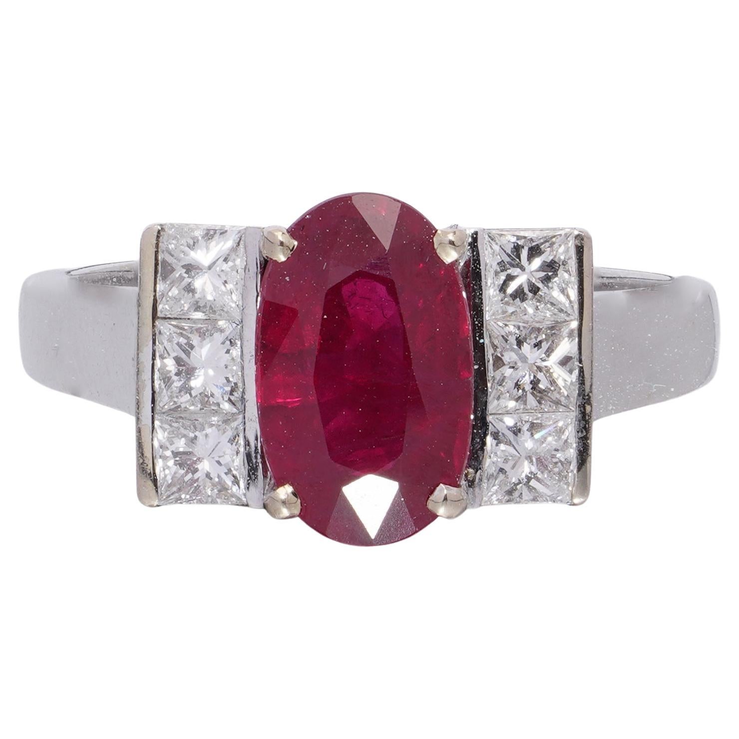 Anillo de oro blanco de 18 quilates con rubí natural de 2,15 ct y diamantes talla princesa