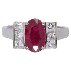 Anillo de oro blanco de 18 quilates con rubí natural de 2,15 ct y diamantes talla princesa
