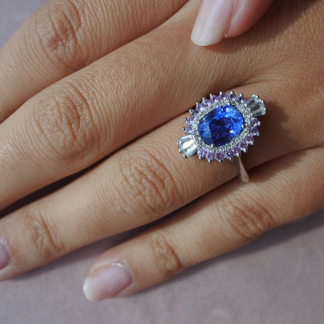 18 Karat White Gold Ring with 2.61 Carat Unheated Natural Blue Sapphire In New Condition For Sale In Ramatgan, IL