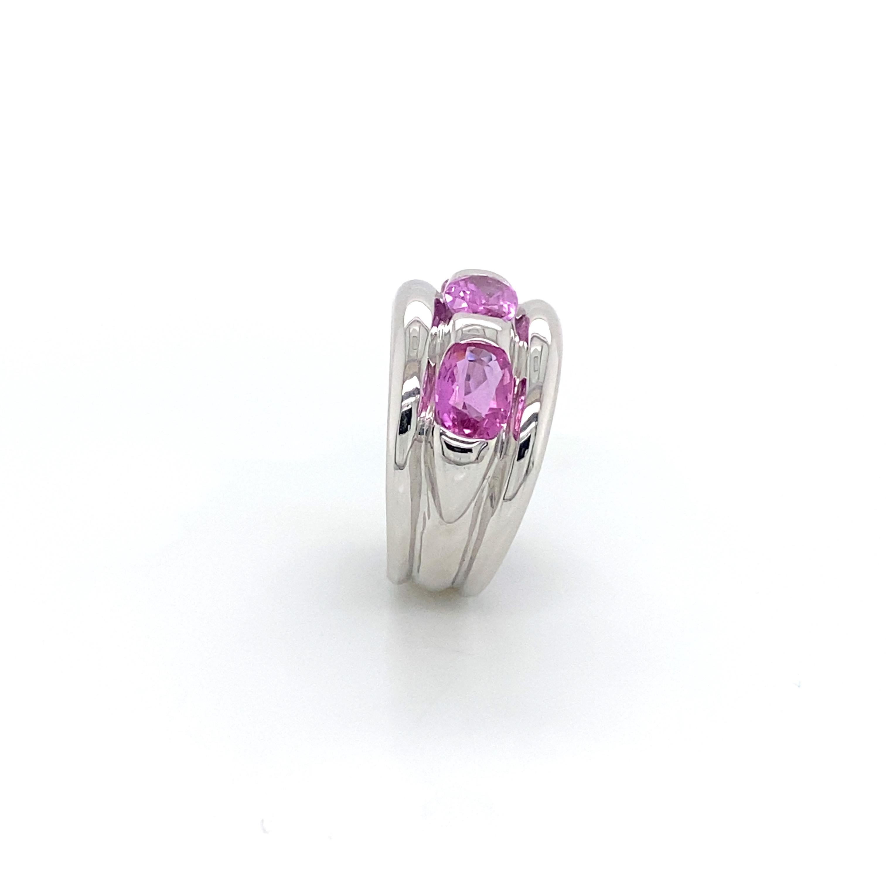 18K White Gold Ring with 3 Pink Sapphires

Fashion Ring Artisan style with 3 sapphires of 2.620 carats. 18 karat white gold setting.
Size: 54 FR, N UK, 7 US 