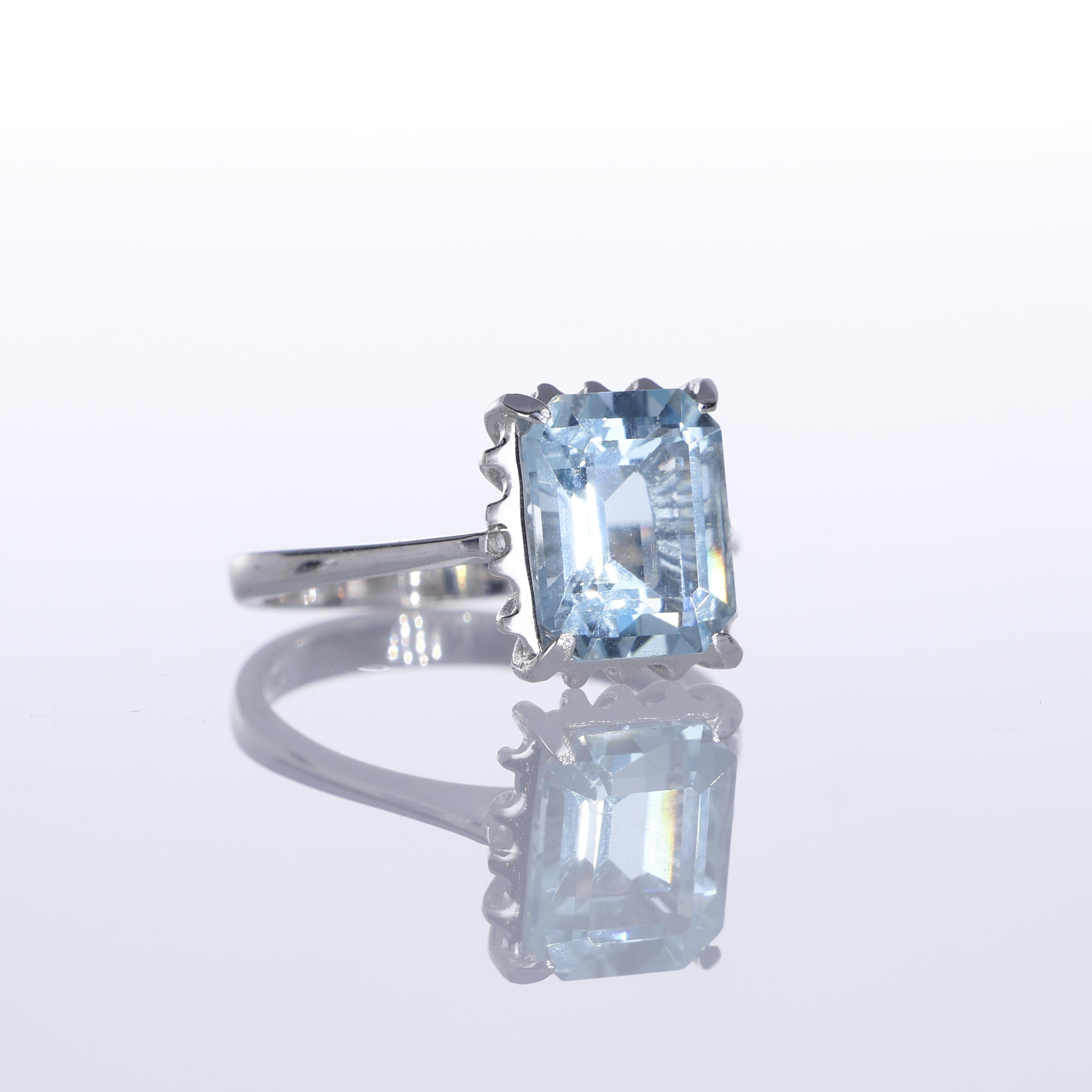 18K White Gold Ring with 3.20-Carat Emerald-Cut Aquamarine In New Condition For Sale In Bergamo, BG