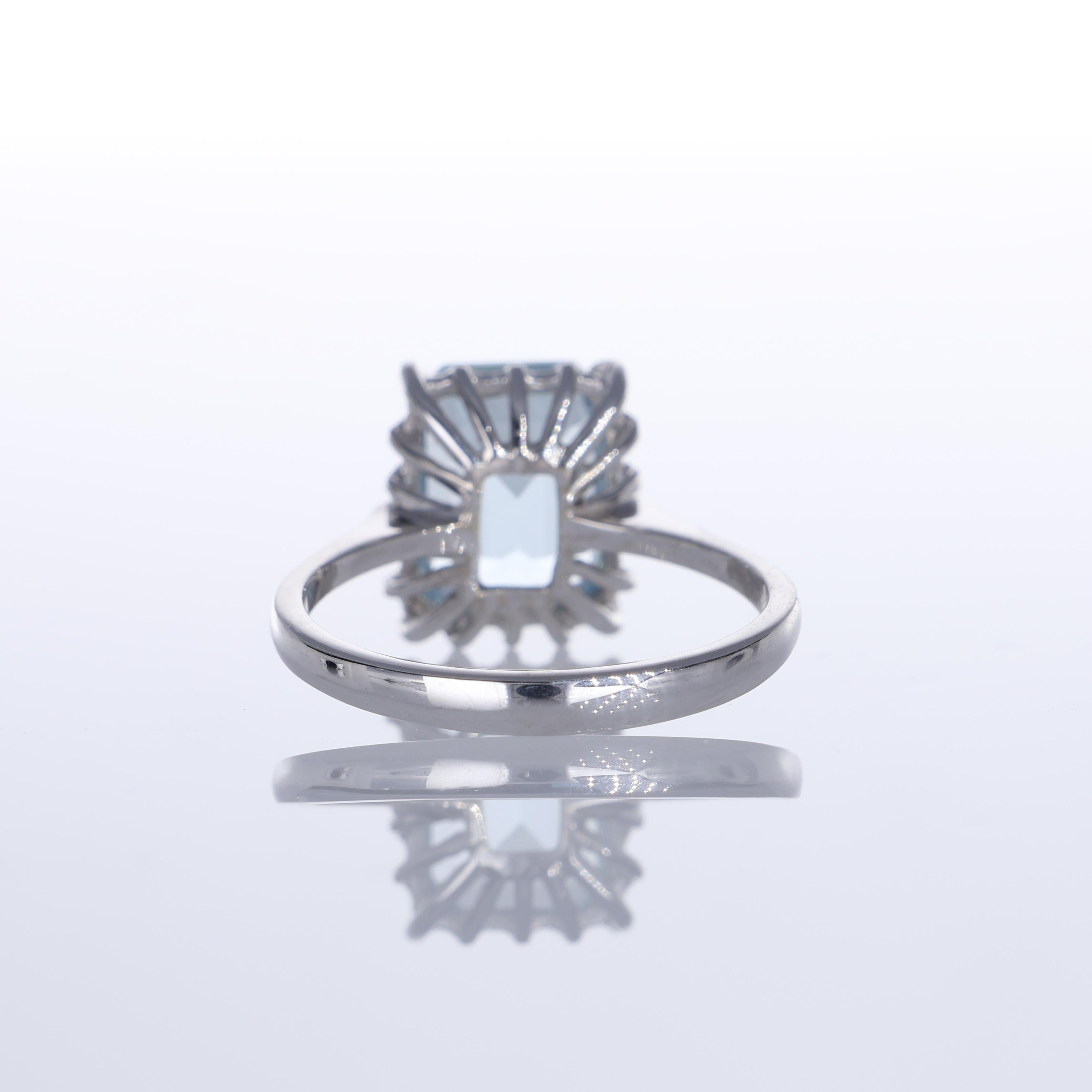 Women's or Men's 18K White Gold Ring with 3.20-Carat Emerald-Cut Aquamarine For Sale