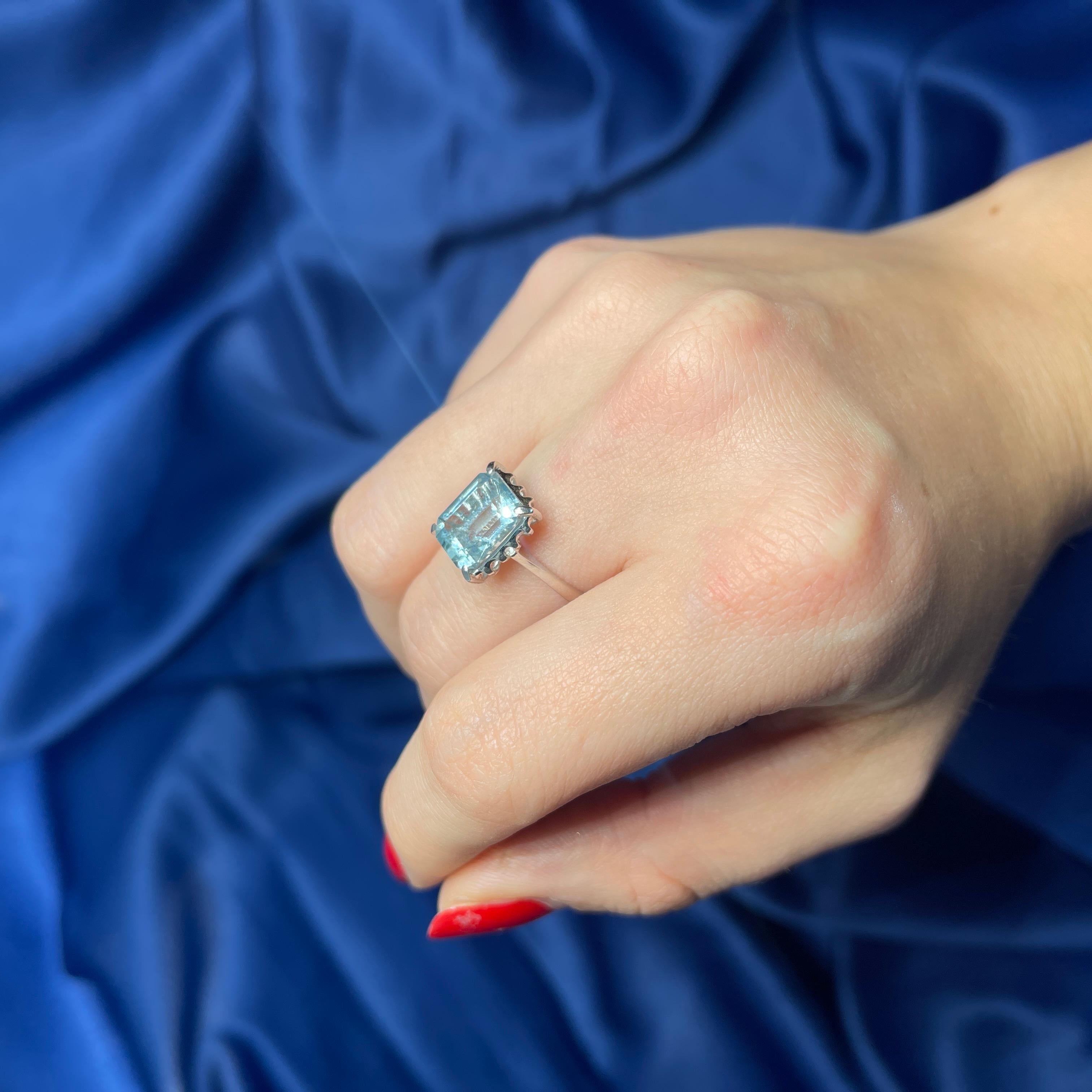 18K White Gold Ring with 3.20-Carat Emerald-Cut Aquamarine For Sale 2