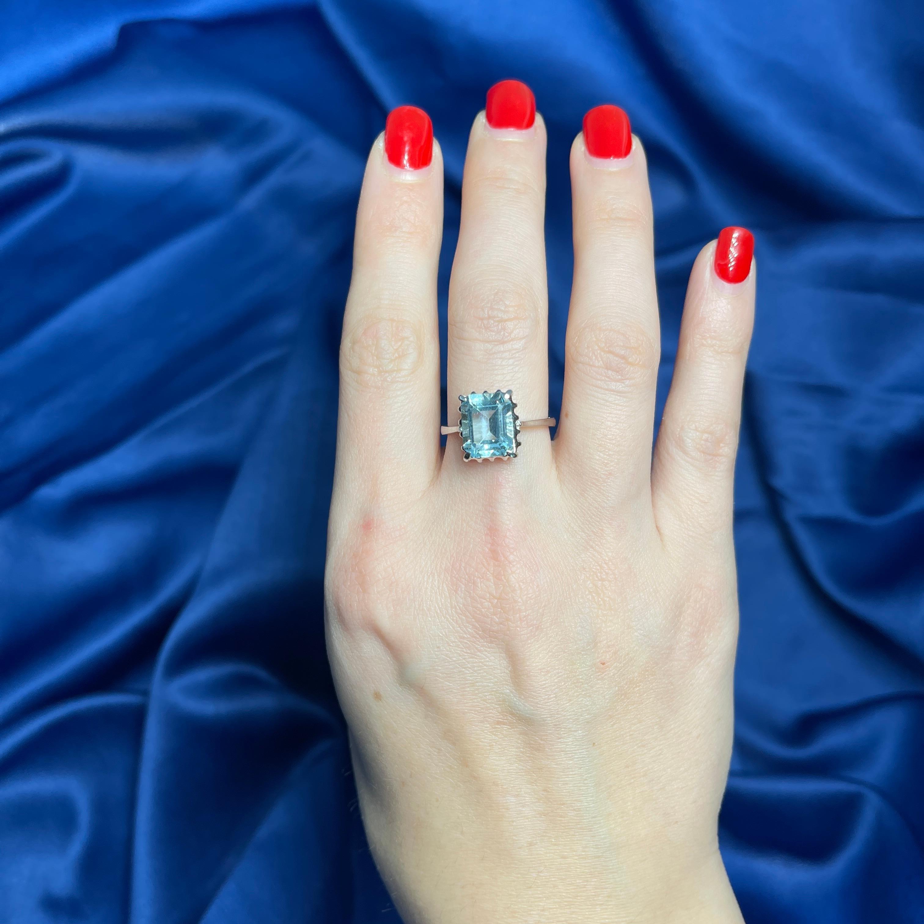 18K White Gold Ring with 3.20-Carat Emerald-Cut Aquamarine For Sale 3
