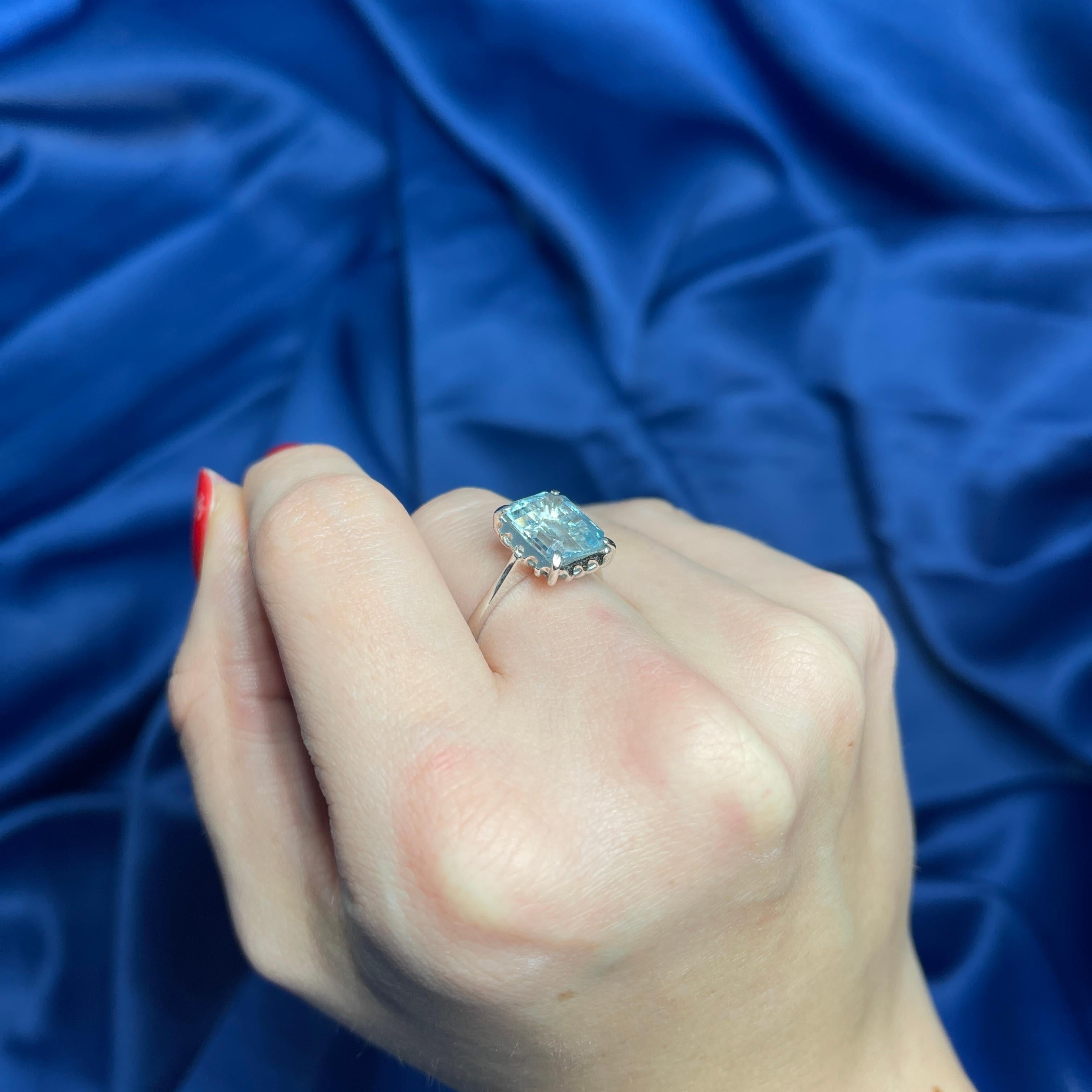 18K White Gold Ring with 3.20-Carat Emerald-Cut Aquamarine For Sale 4