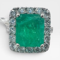 Bague en or blanc 18k avec 4.63Ct. Émeraude et diamants 1,91 ct. (Taille 6.25)