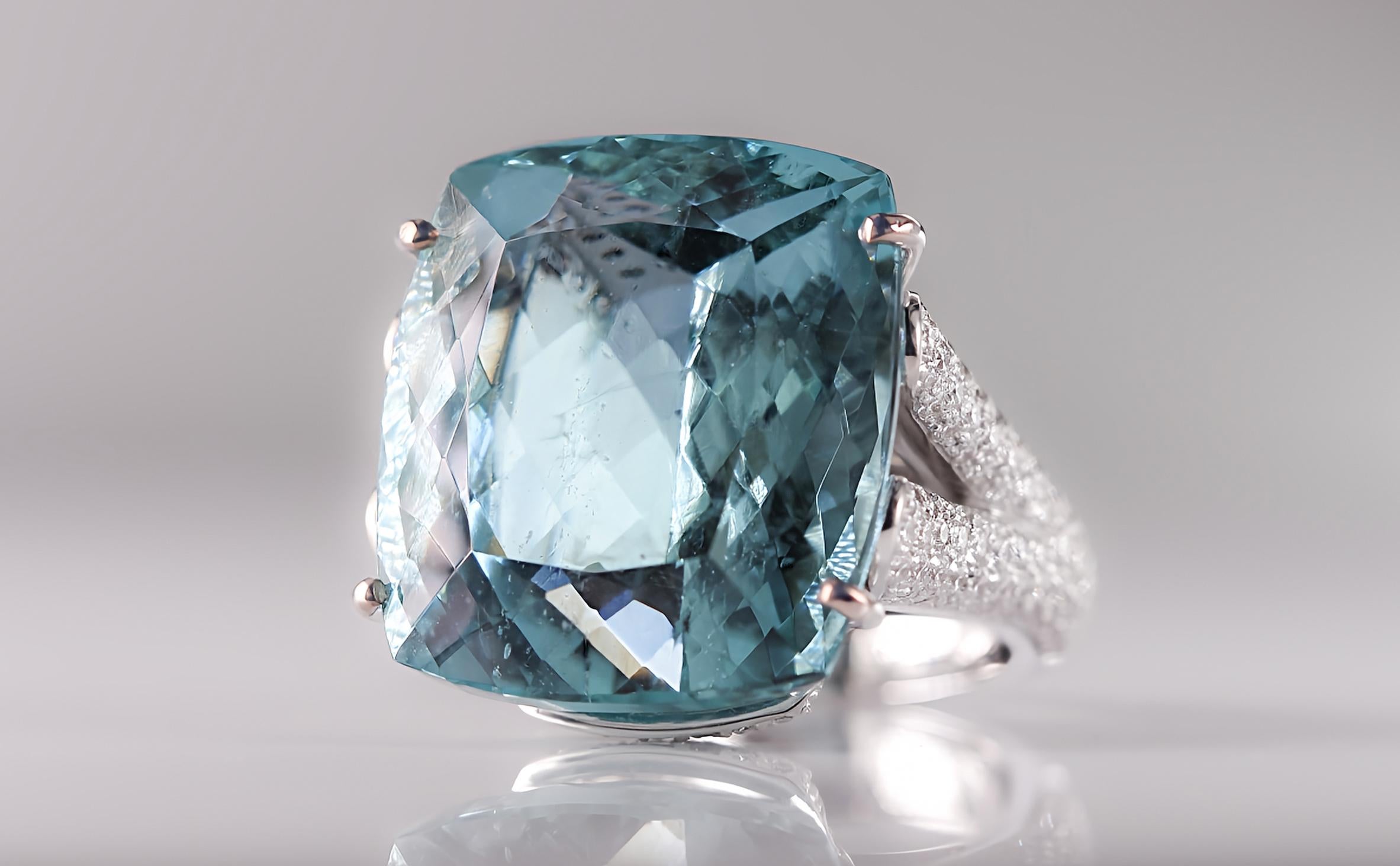 Breathtaking 18k White Gold Ring with 47.00 Carat Aquamarine and Diamonds For Sale 5