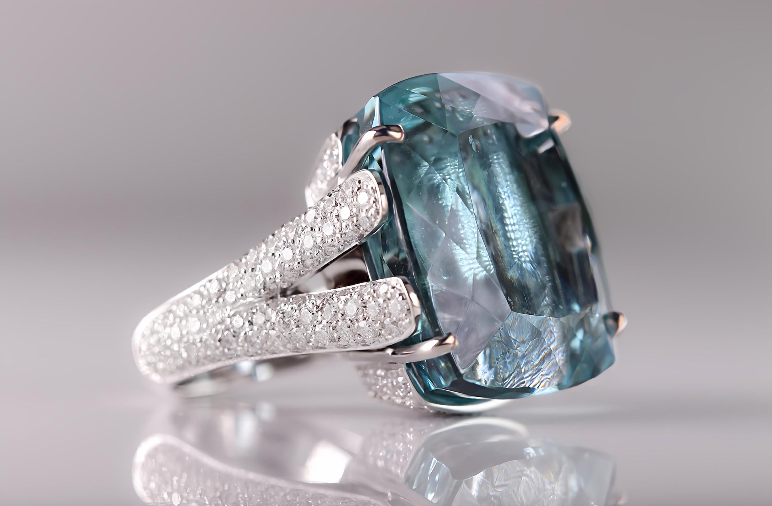 Round Cut Breathtaking 18k White Gold Ring with 47.00 Carat Aquamarine and Diamonds For Sale