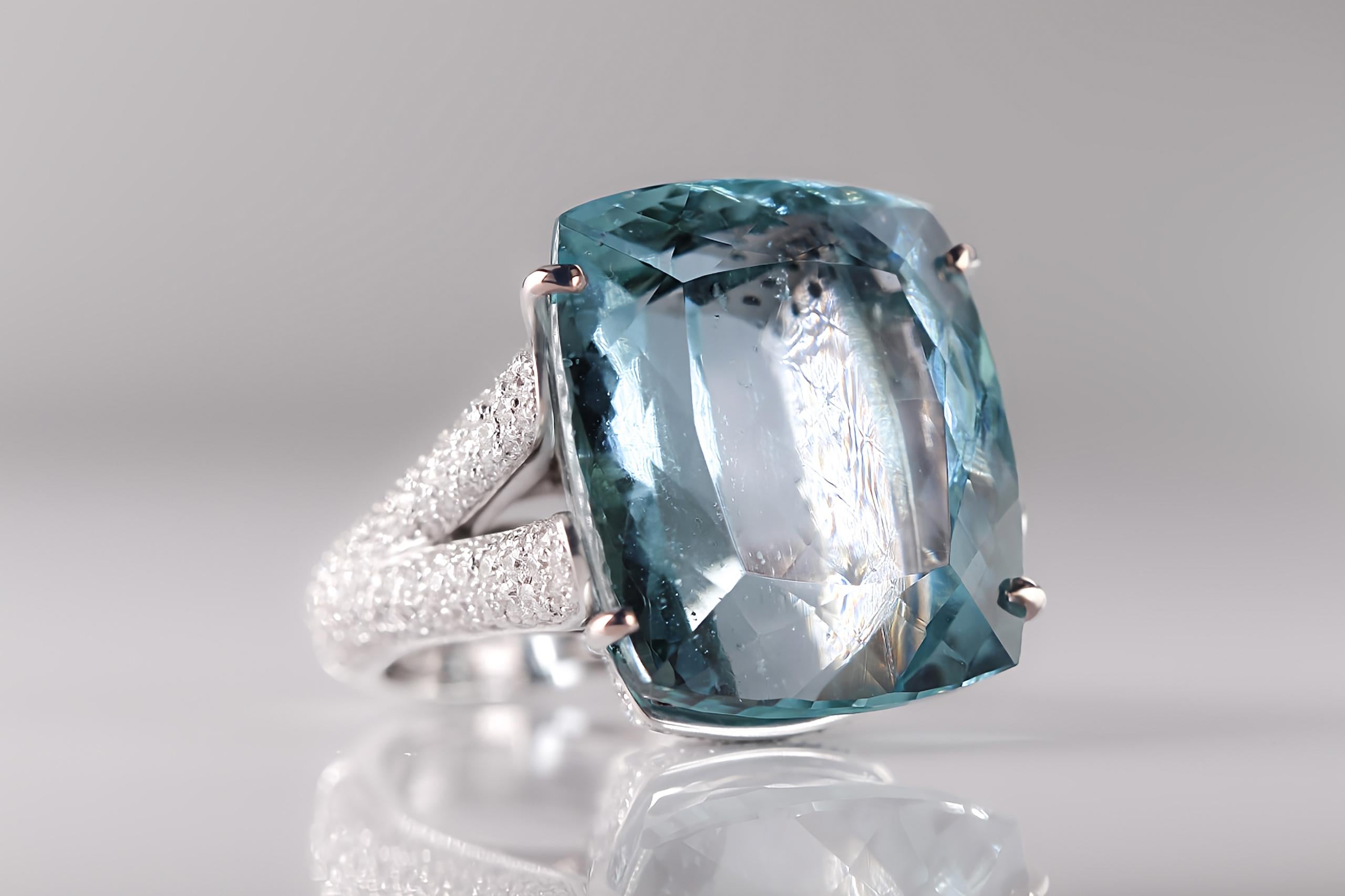 Breathtaking 18k White Gold Ring with 47.00 Carat Aquamarine and Diamonds In New Condition For Sale In Lugano, CH